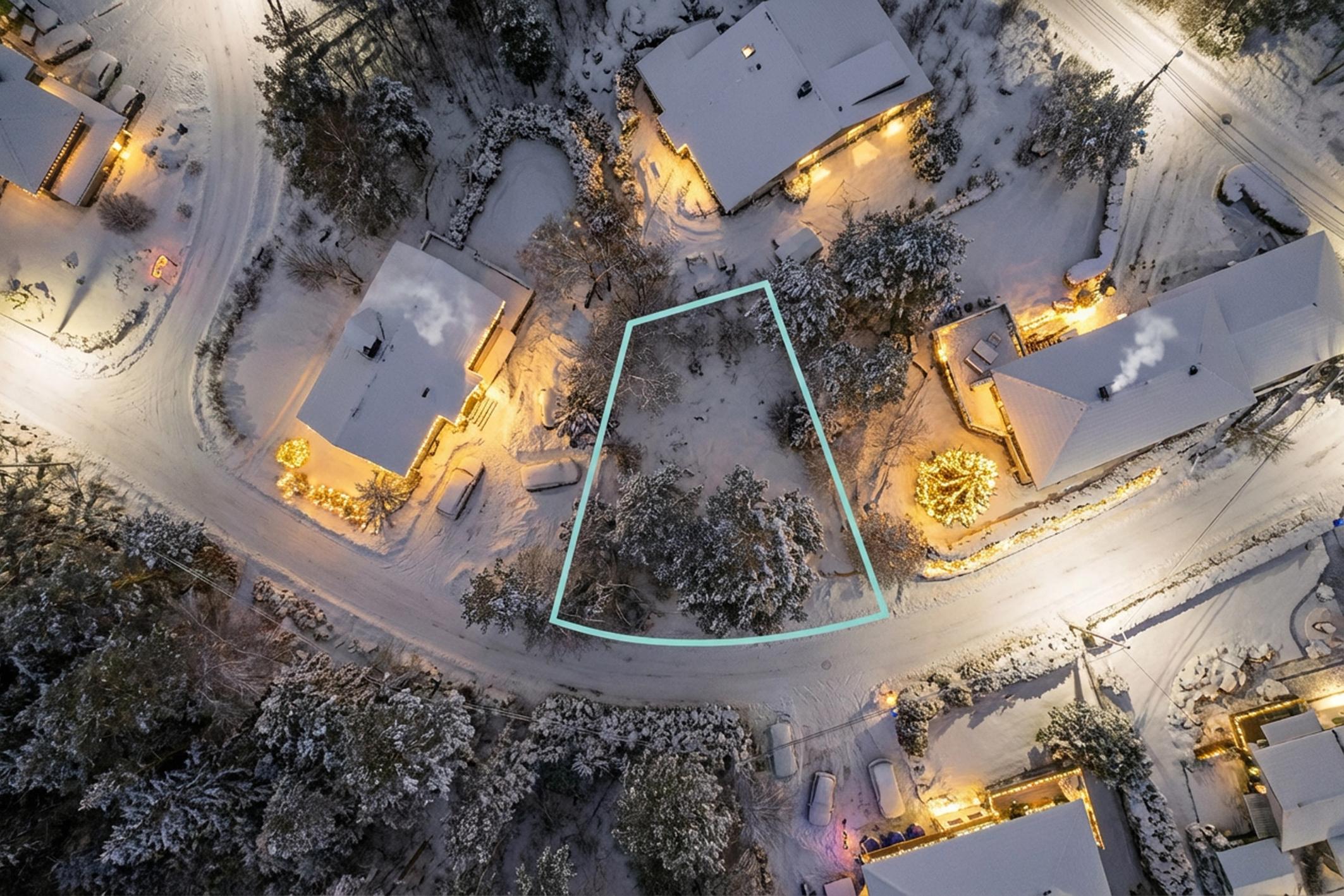 Attentus har gleden av å presentere denne fine tomten i all sin juleprakt. Det gjøres oppmerksom på at bildet er KI generert, og avviker fra virkeligheten.