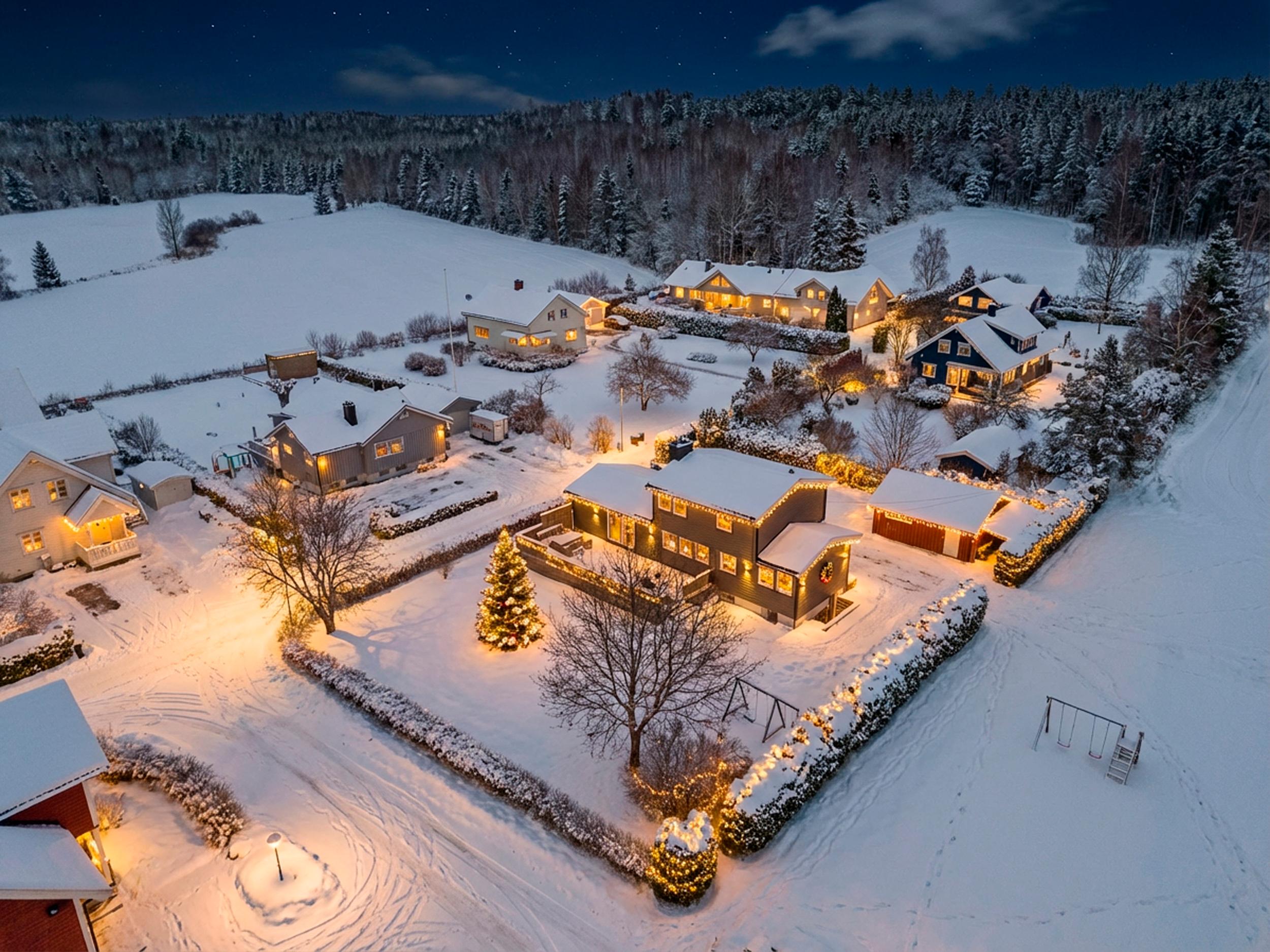 Attentus har gleden av å presentere denne fine boligen i all sin juleprakt. Det gjøres oppmerksom på at bildet er KI generert, og avviker fra virkeligheten.