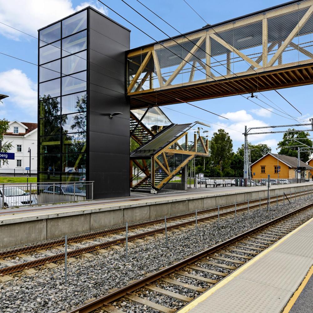 Gangbru over jernebanesporene på Spydeberg stasjon. Foto.