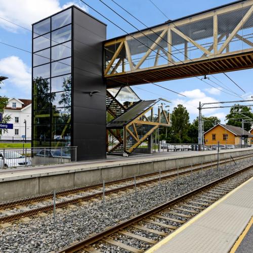 Gangbru over jernebanesporene på Spydeberg stasjon. Foto.