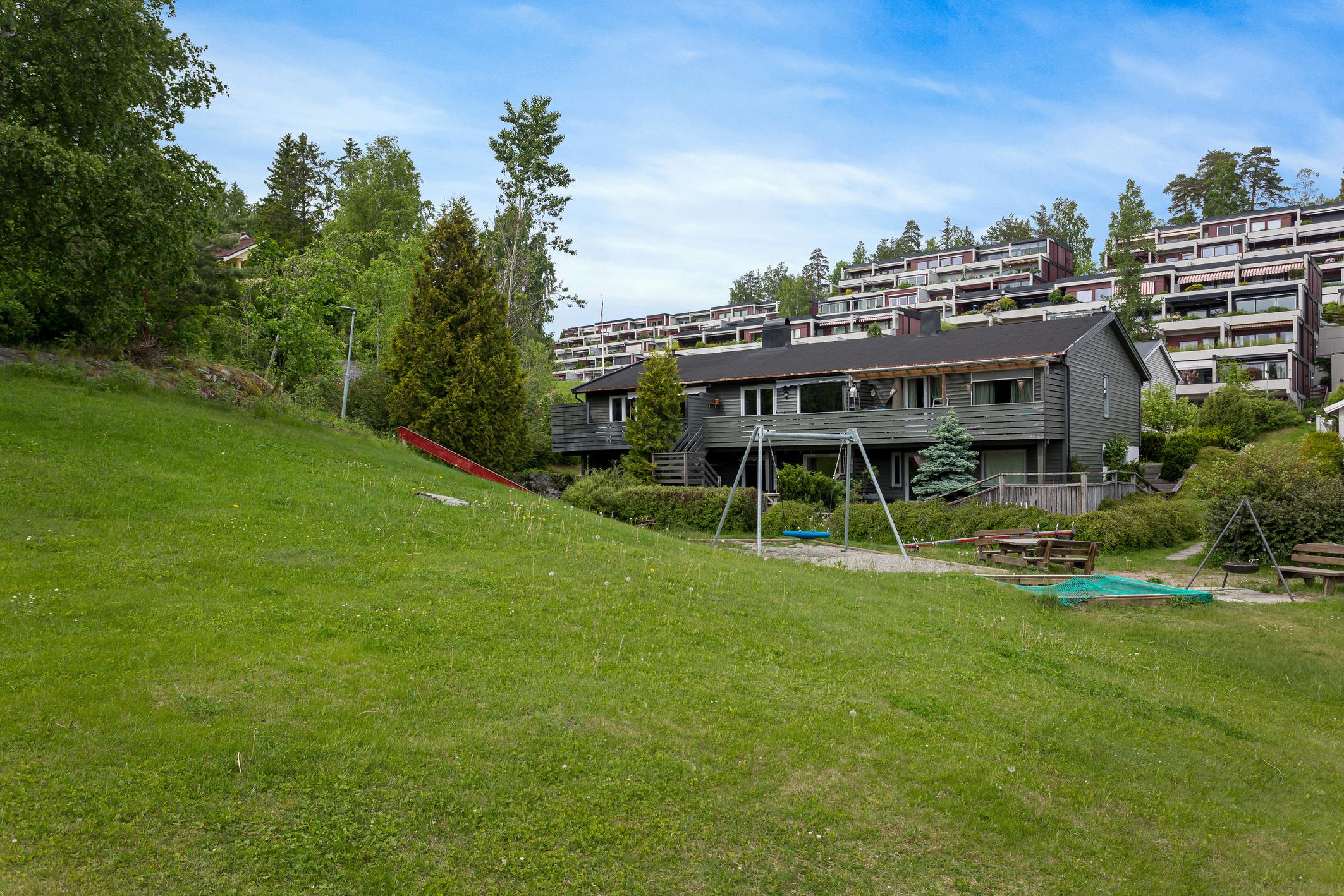 Barnevennlig beliggenhet med felles lekeplass rett utenfor døren.