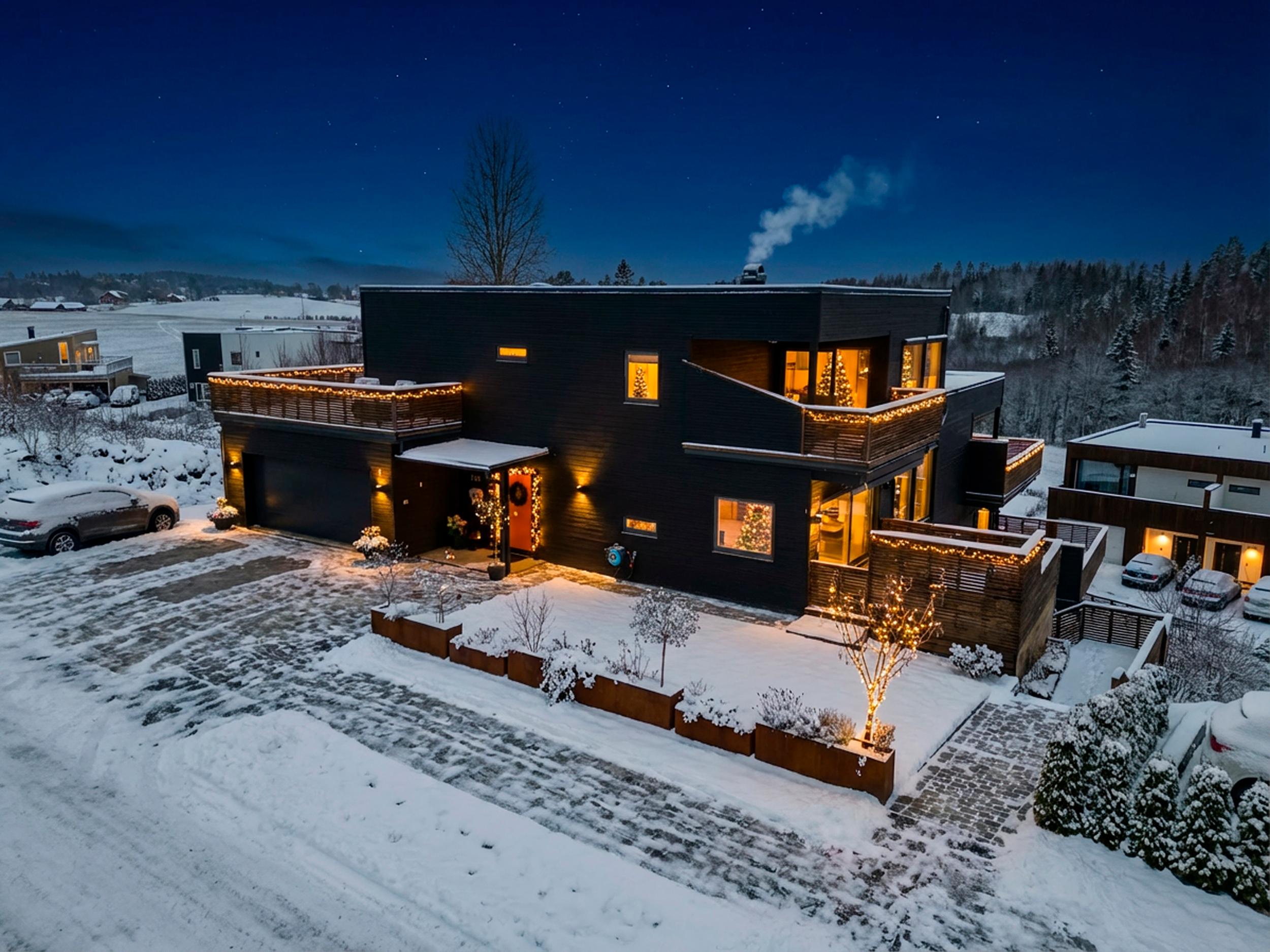 Attentus har gleden av å presentere denne fine boligen i all sin juleprakt. Det gjøres oppmerksom på at bildet er KI generert, og avviker fra virkeligheten.