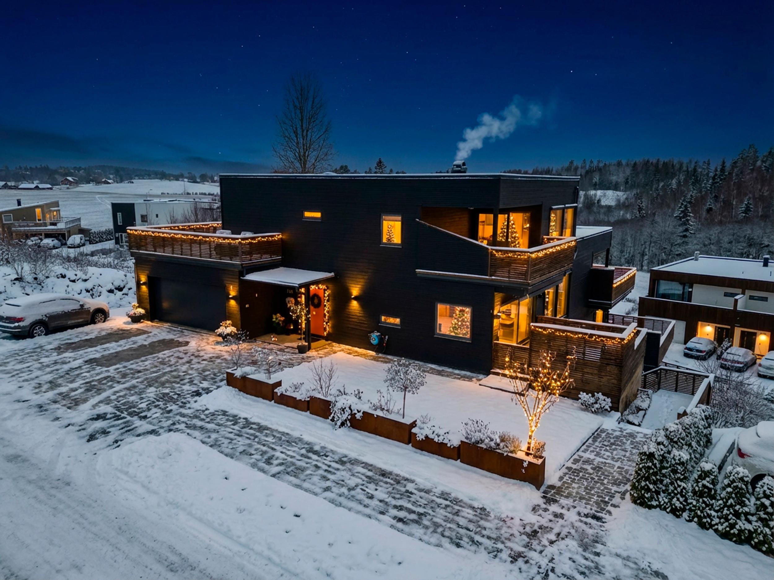 Attentus har gleden av å presentere denne fine boligen i all sin juleprakt. Det gjøres oppmerksom på at bildet er KI generert, og avviker fra virkeligheten.