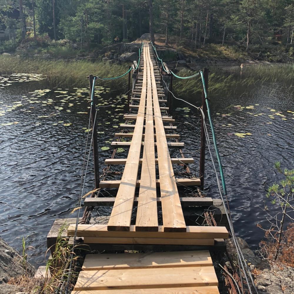 Bro over vann i Tømborgfjella. Foto.