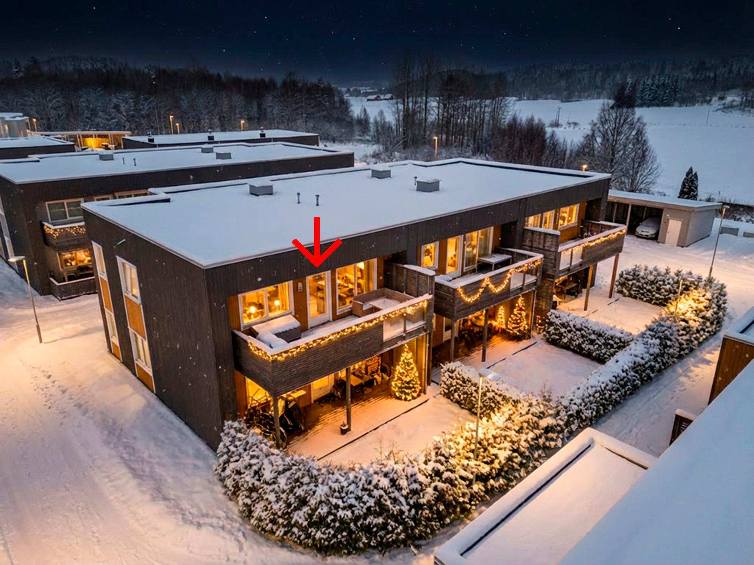 Attentus har gleden av å presentere denne fine boligen i all sin juleprakt. Det gjøres oppmerksom på at bildet er KI generert, og avviker fra virkeligheten.