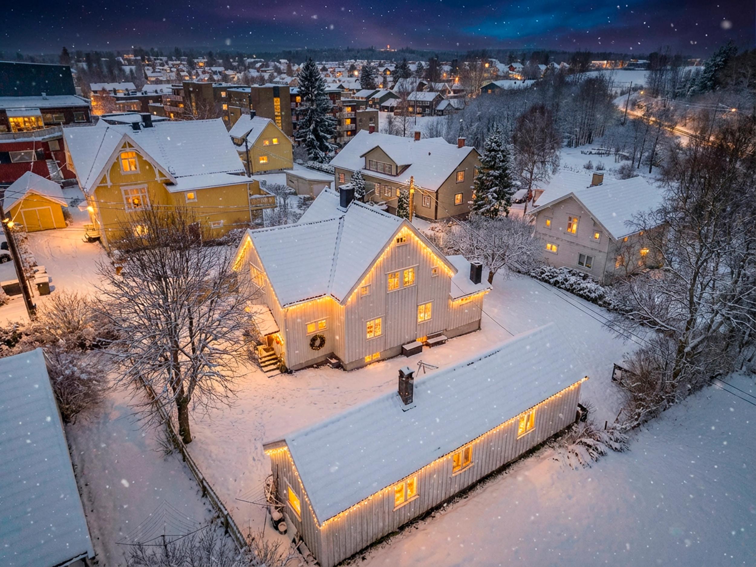 Attentus har gleden av å presentere denne fine boligen i all sin juleprakt. Det gjøres oppmerksom på at bildet er KI generert, og avviker fra virkeligheten.
