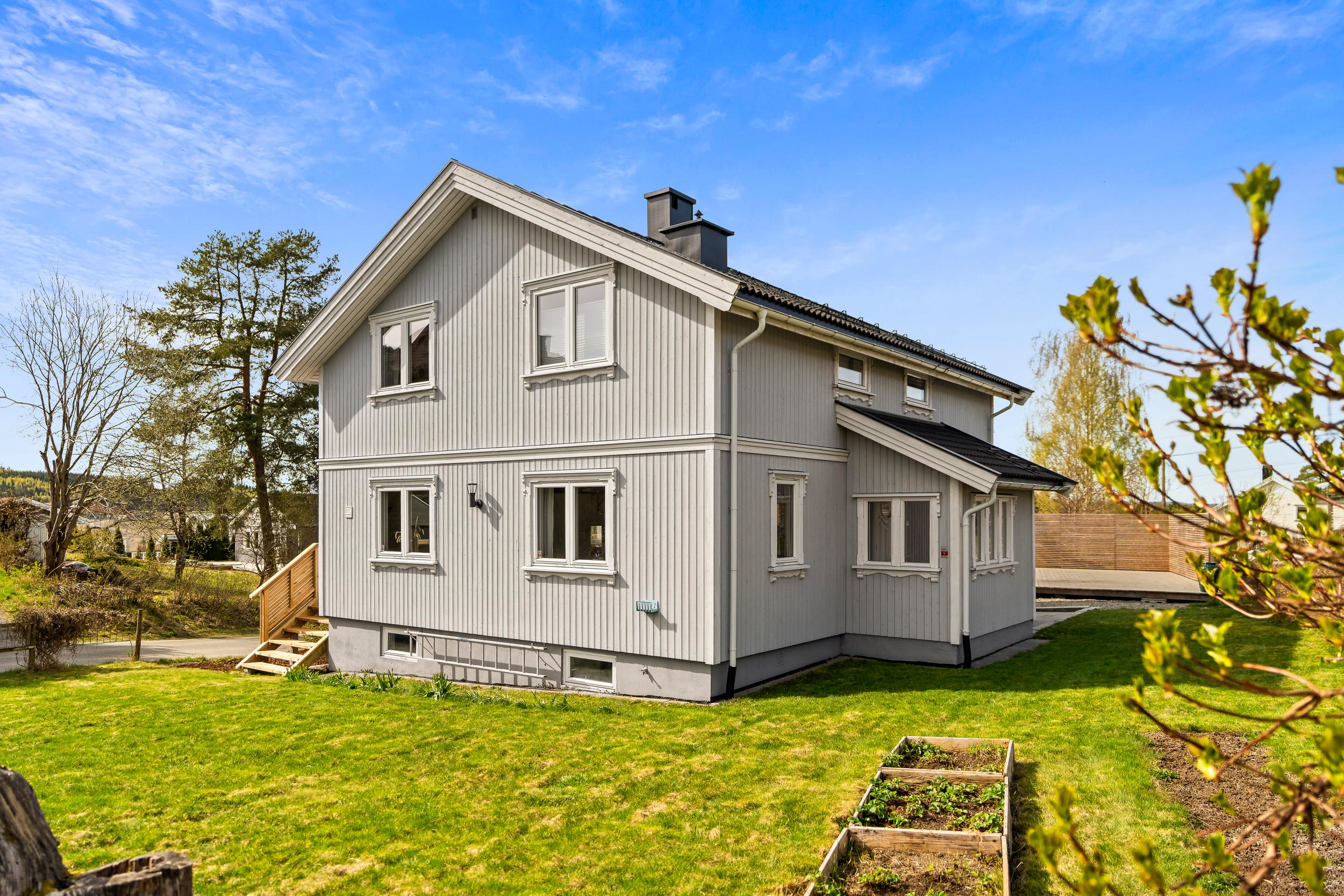 Huset sett fra hagesiden - stor oppgradering av bygget i 2014.