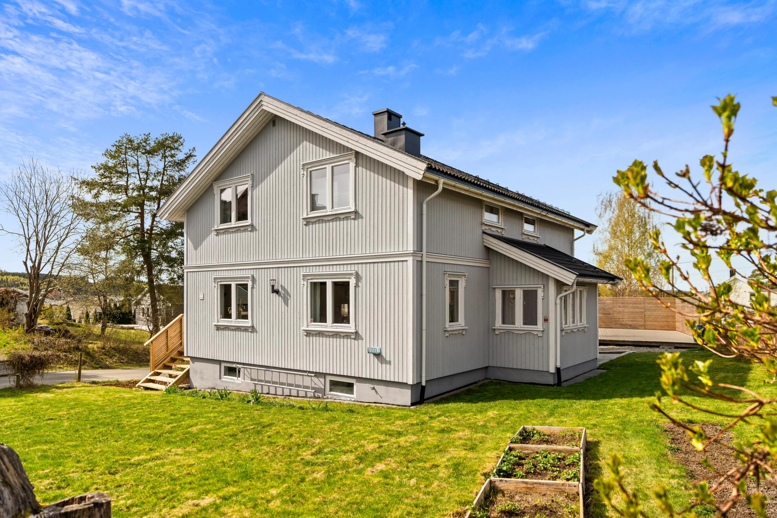 Huset sett fra hagesiden - stor oppgradering av bygget i 2014. 