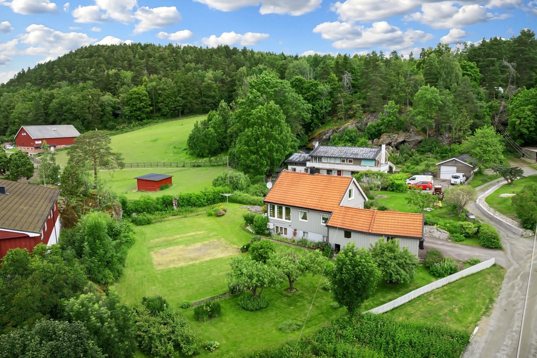 Enebolig over 3 plan med stor tomt
