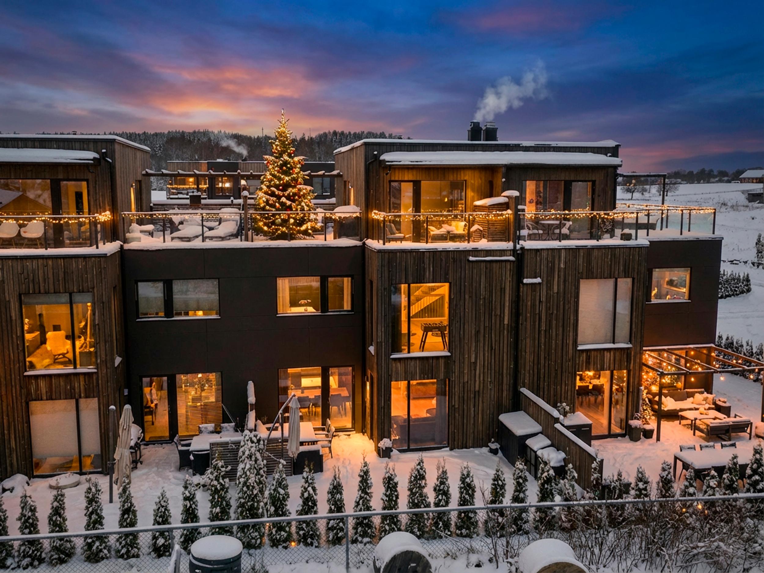 Attentus har gleden av å presentere denne fine boligen i all sin juleprakt. Det gjøres oppmerksom på at bildet er KI generert, og avviker fra virkeligheten.