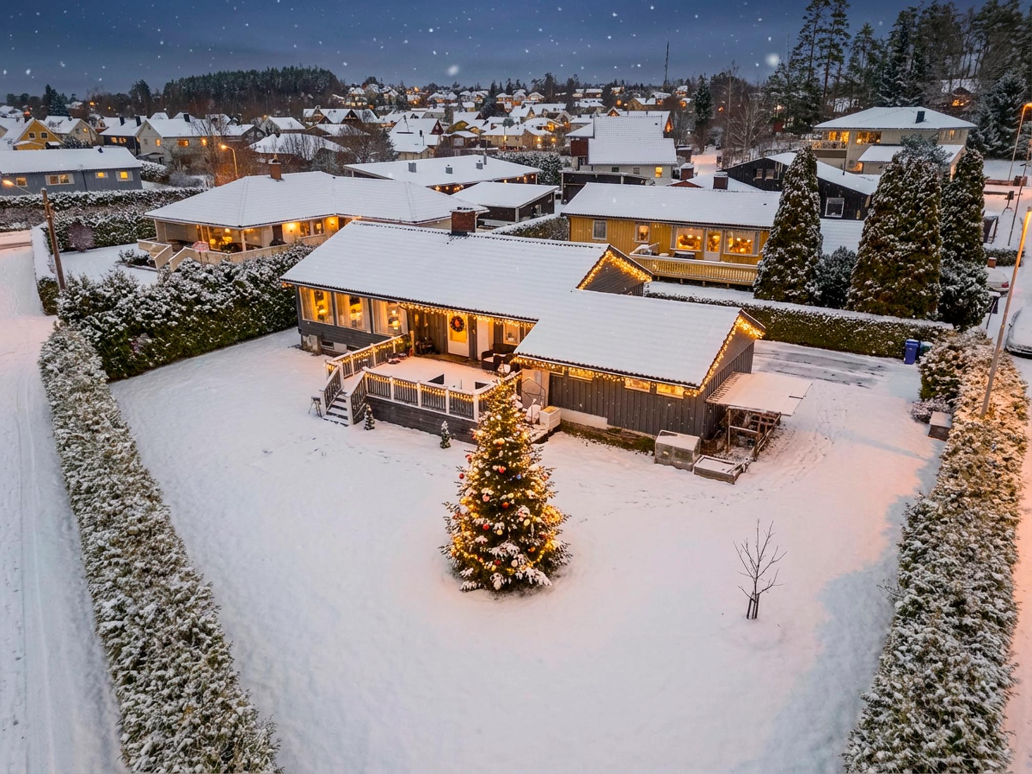 Attentus har gleden av å presentere denne fine boligen i all sin juleprakt. Det gjøres oppmerksom på at bildet er KI generert, og avviker fra virkeligheten.