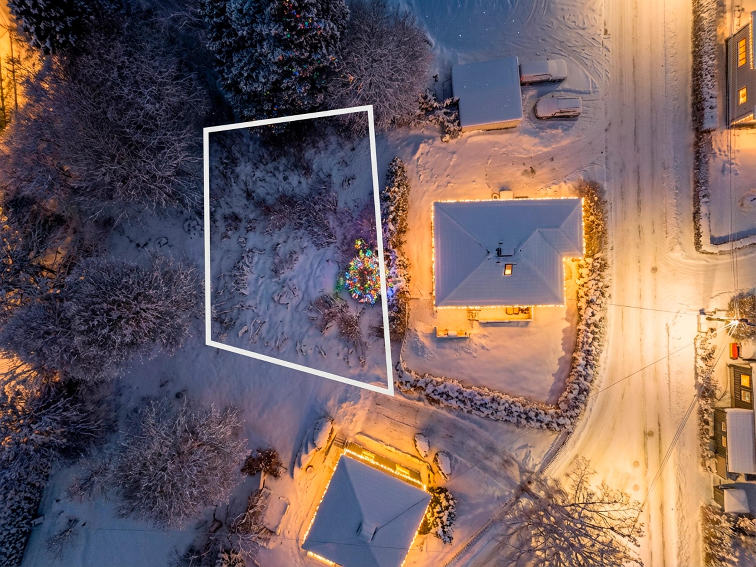 Attentus har gleden av å presentere denne fine tomten i all sin juleprakt. Det gjøres oppmerksom på at bildet er KI generert, og avviker fra virkeligheten.