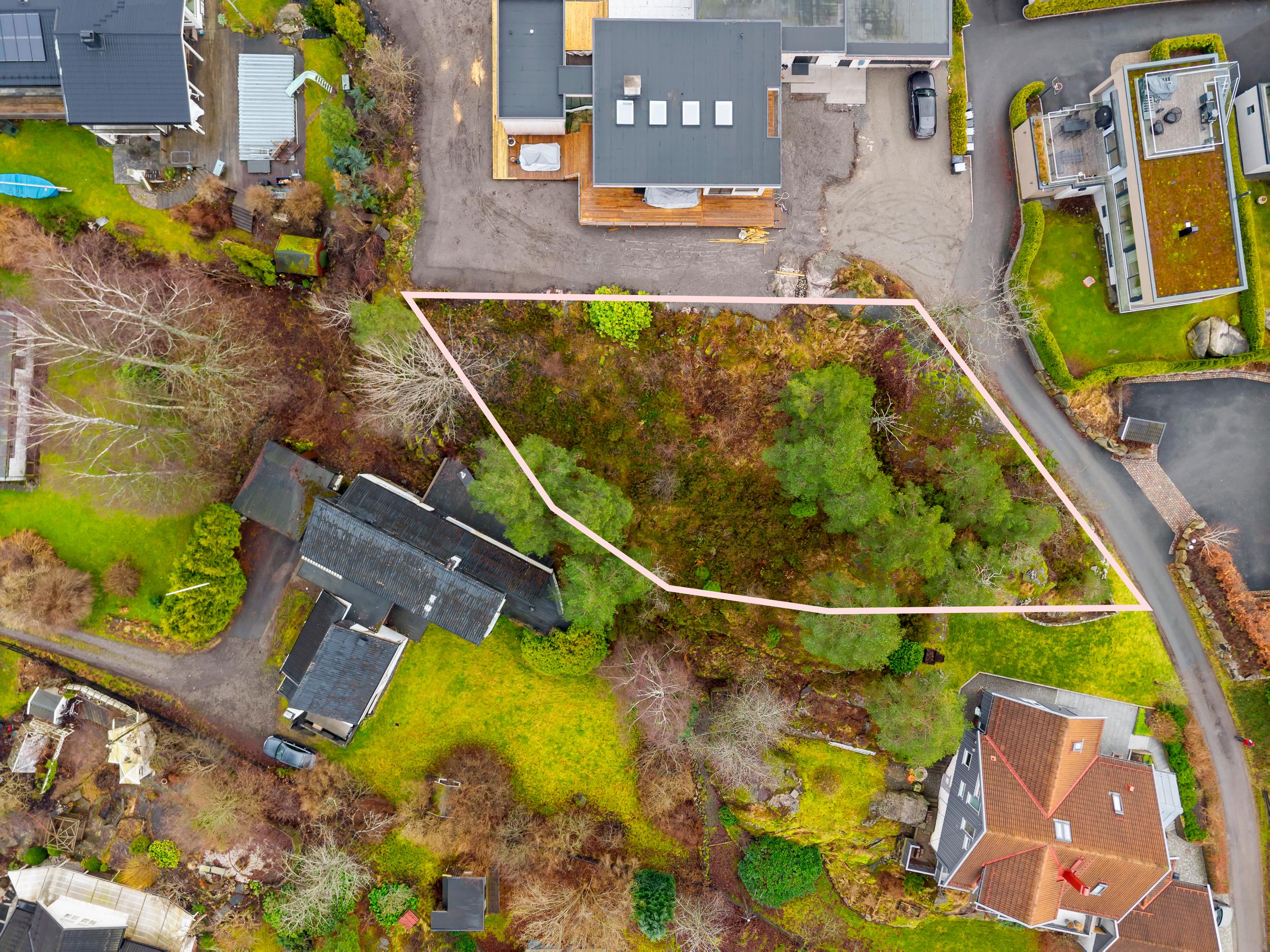 Høyt og skjermet beliggende tomt på attraktive Sogsti.