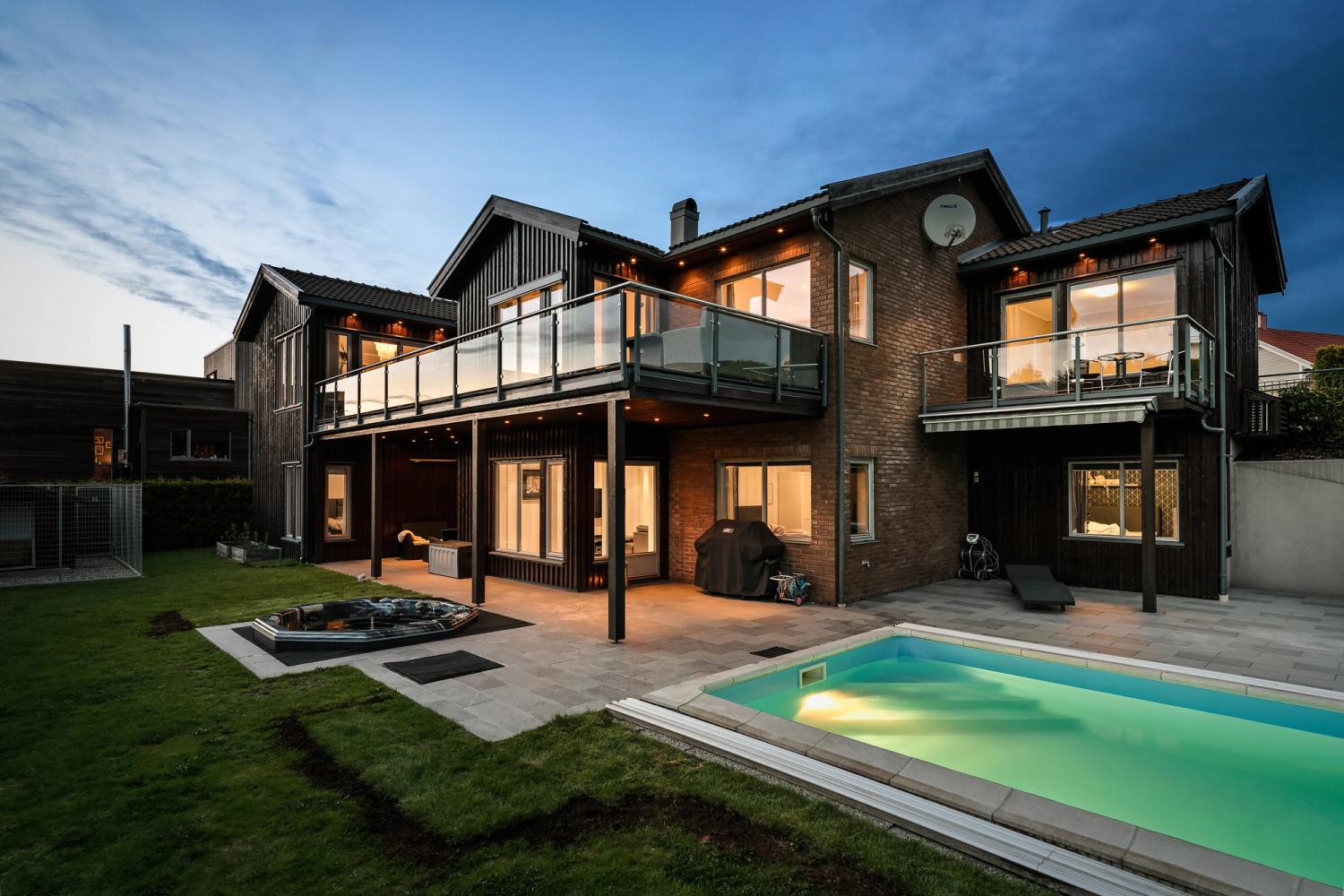 Villa i lanskap med hage og basseng