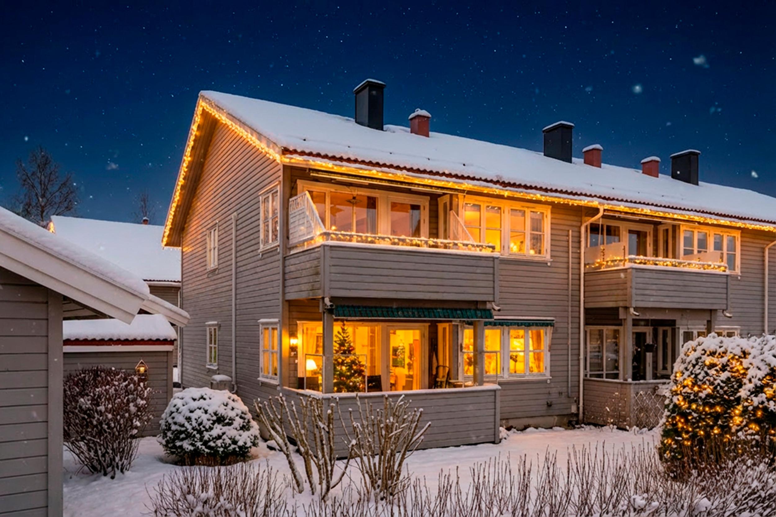 Attentus har gleden av å presentere denne fine boligen i all sin juleprakt. Det gjøres oppmerksom på at bildet er KI generert, og avviker fra virkeligheten.