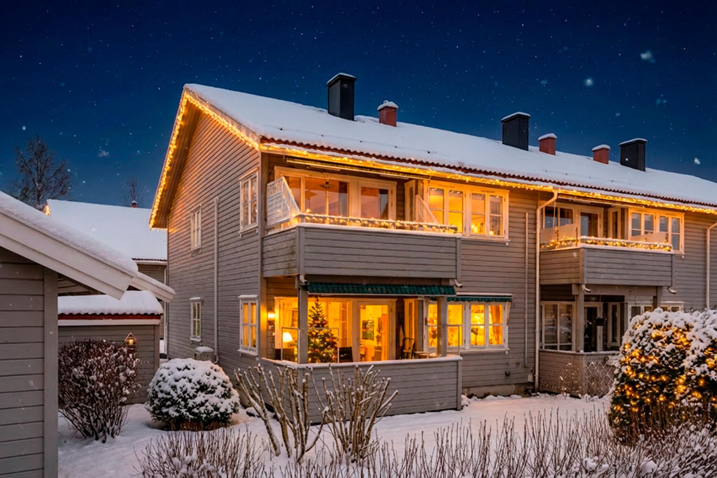 Attentus har gleden av å presentere denne fine boligen i all sin juleprakt. Det gjøres oppmerksom på at bildet er KI generert, og avviker fra virkeligheten.