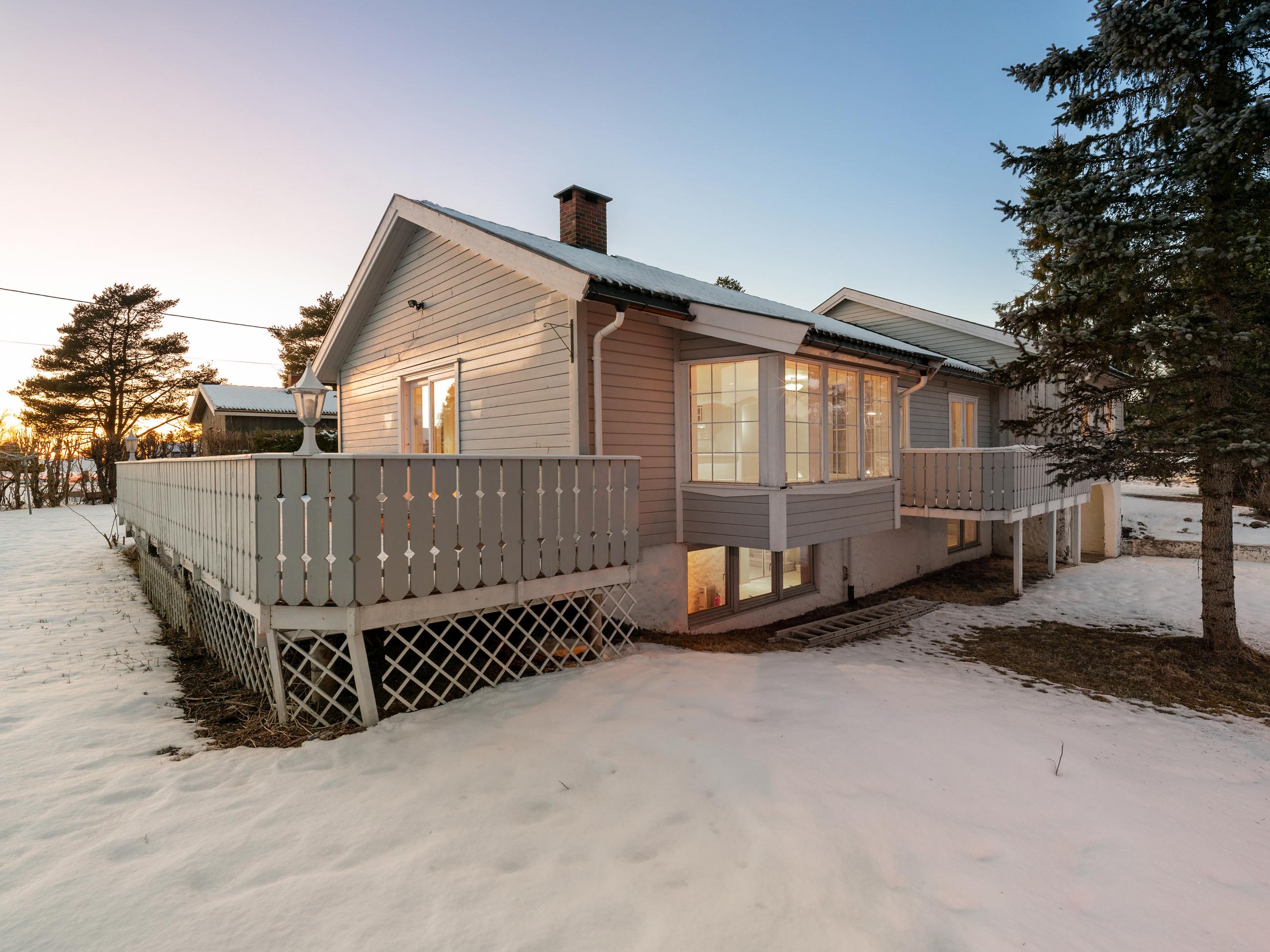 Hus i landskap på vinteren