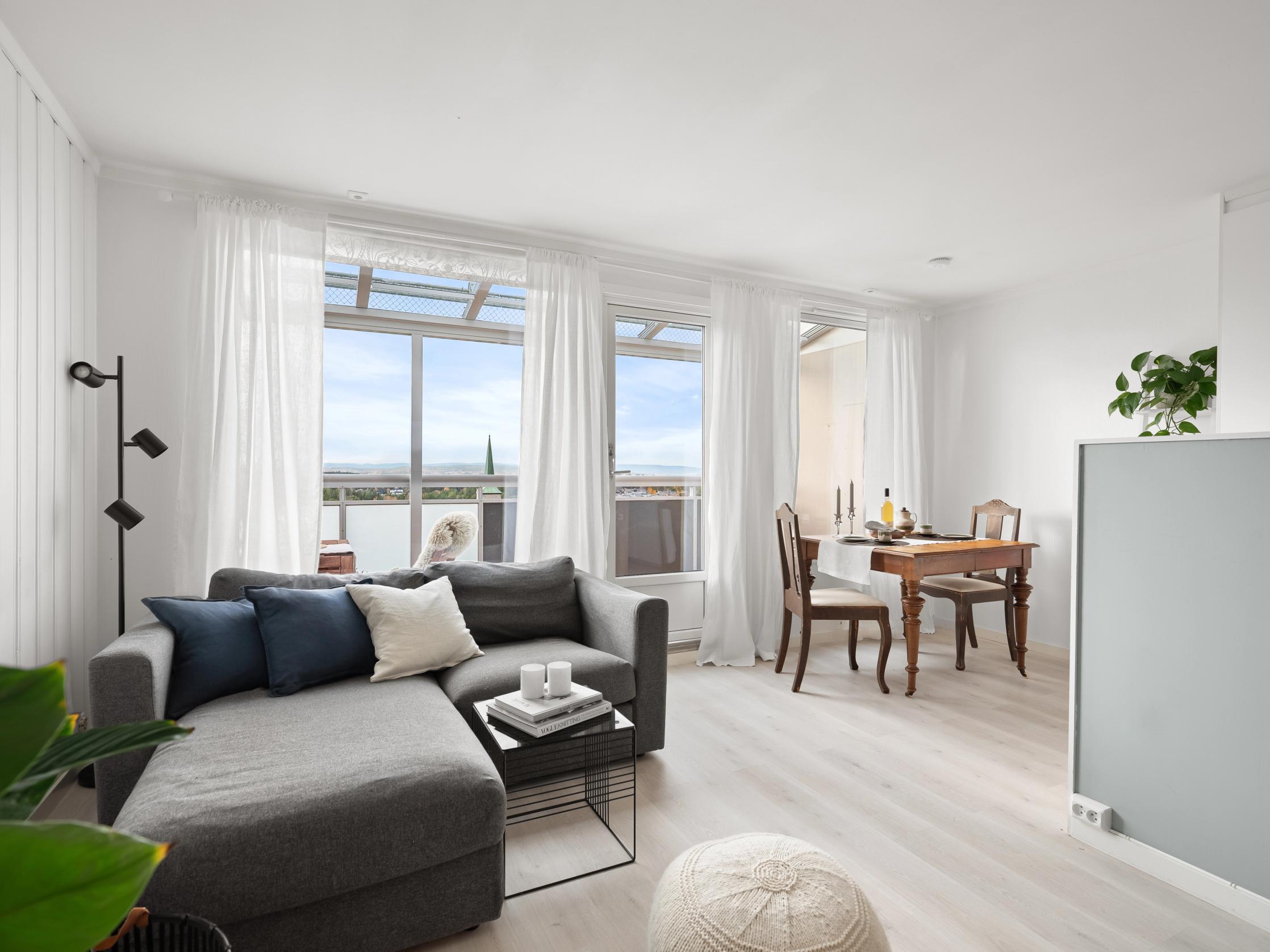 Utgang til solrik balkong.