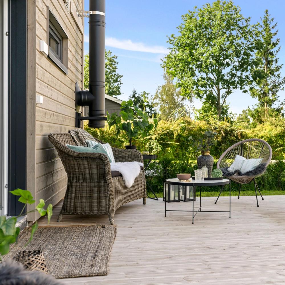 Terrasse med hagemøbler