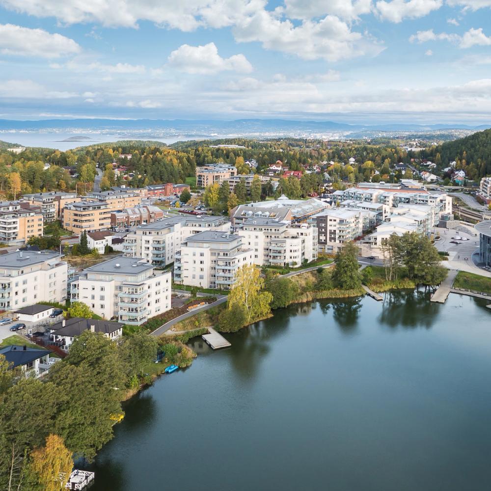 Kolbotnvannet med Kolbotn sentrum i bakgrunnen. Foto.