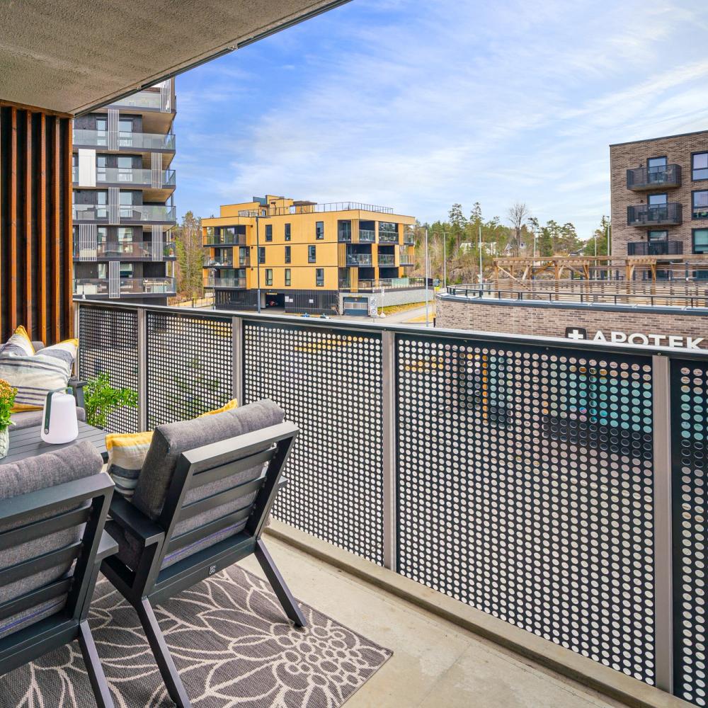 Pent møblert balkong. Foto.