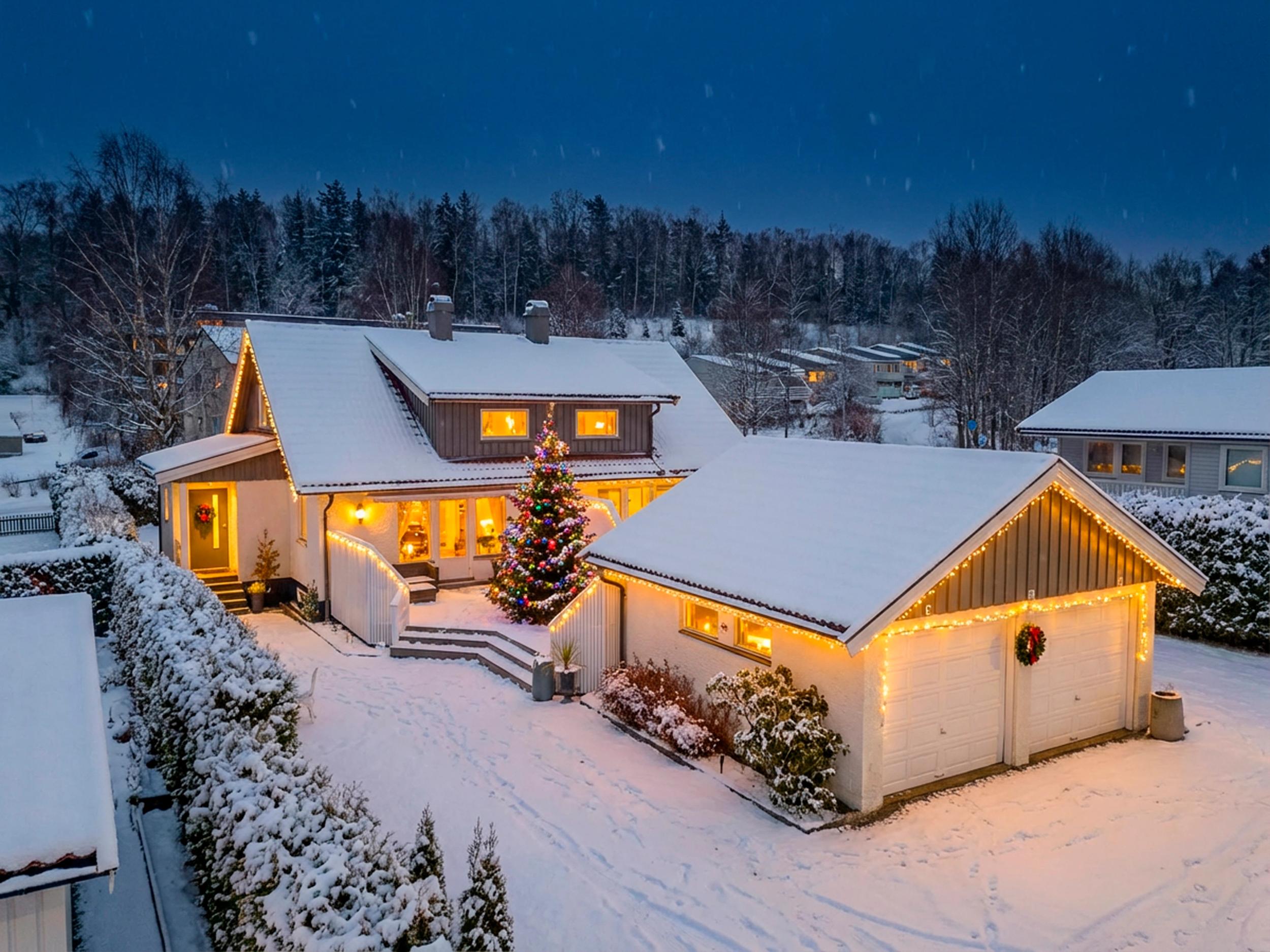 Attentus har gleden av å presentere denne fine boligen i all sin juleprakt. Det gjøres oppmerksom på at bildet er KI generert, og avviker fra virkeligheten.