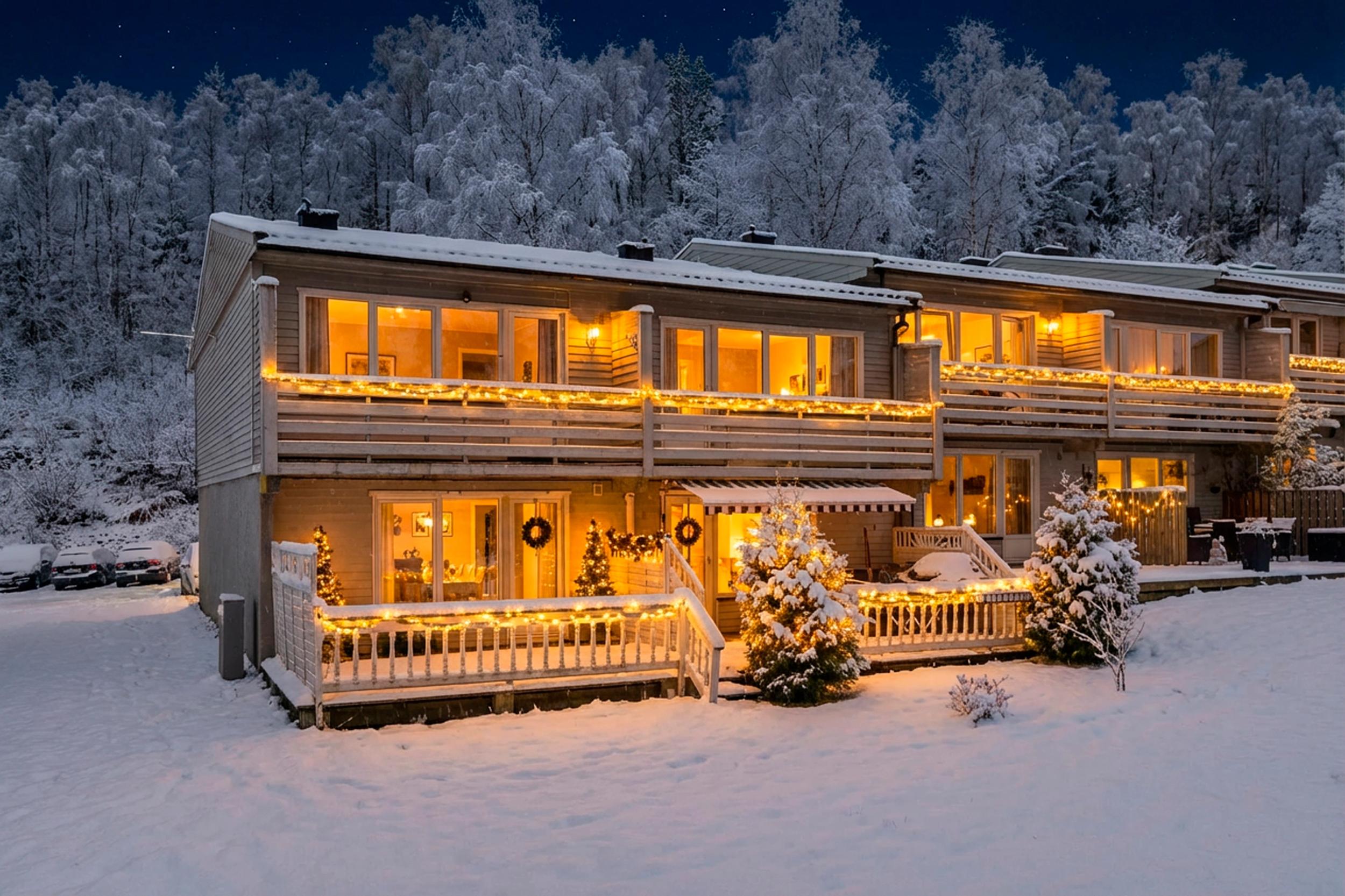 Attentus har gleden av å presentere denne fine boligen i all sin juleprakt. Det gjøres oppmerksom på at bildet er KI generert, og avviker fra virkeligheten.