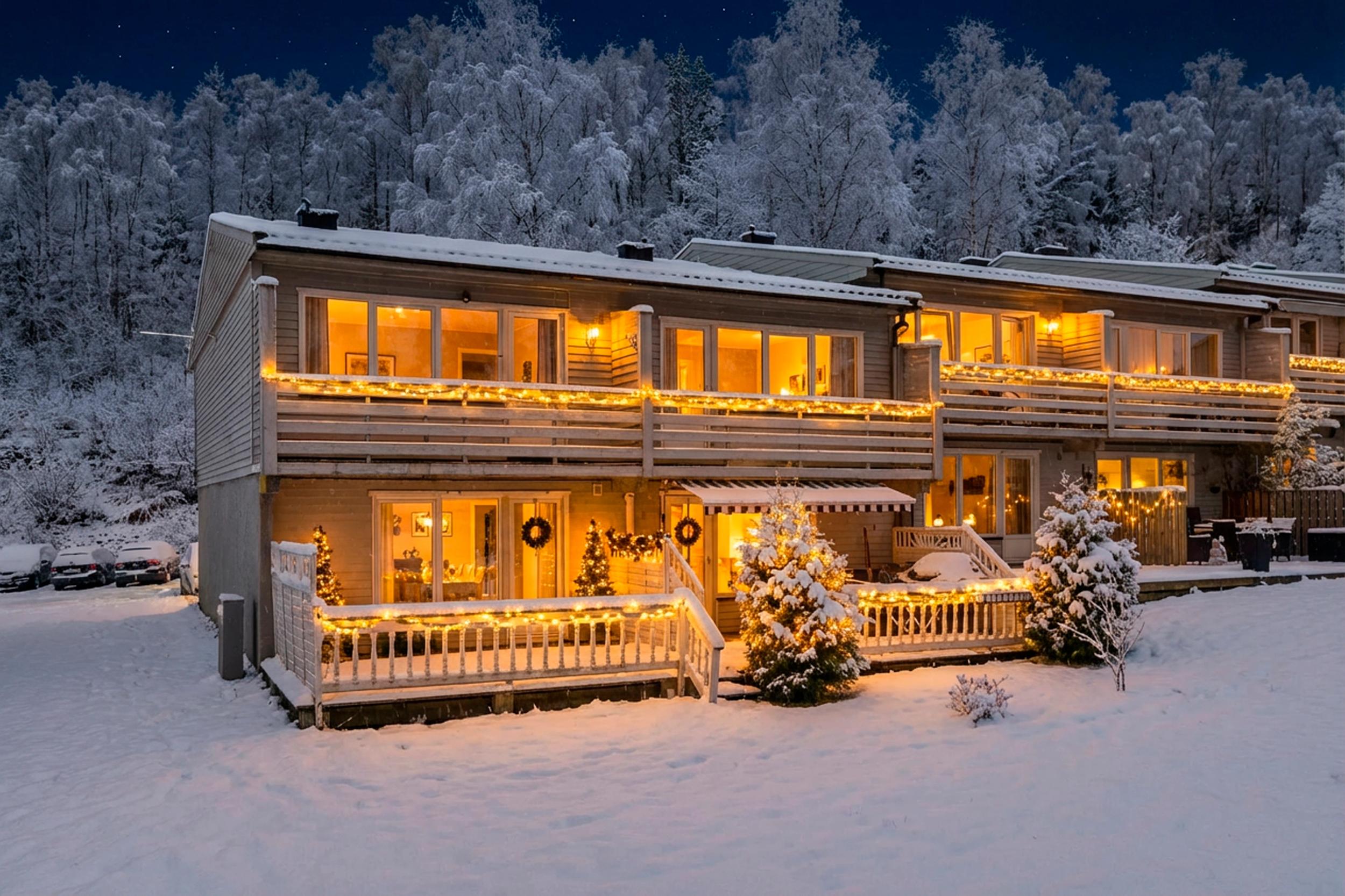 Attentus har gleden av å presentere denne fine boligen i all sin juleprakt. Det gjøres oppmerksom på at bildet er KI generert, og avviker fra virkeligheten.