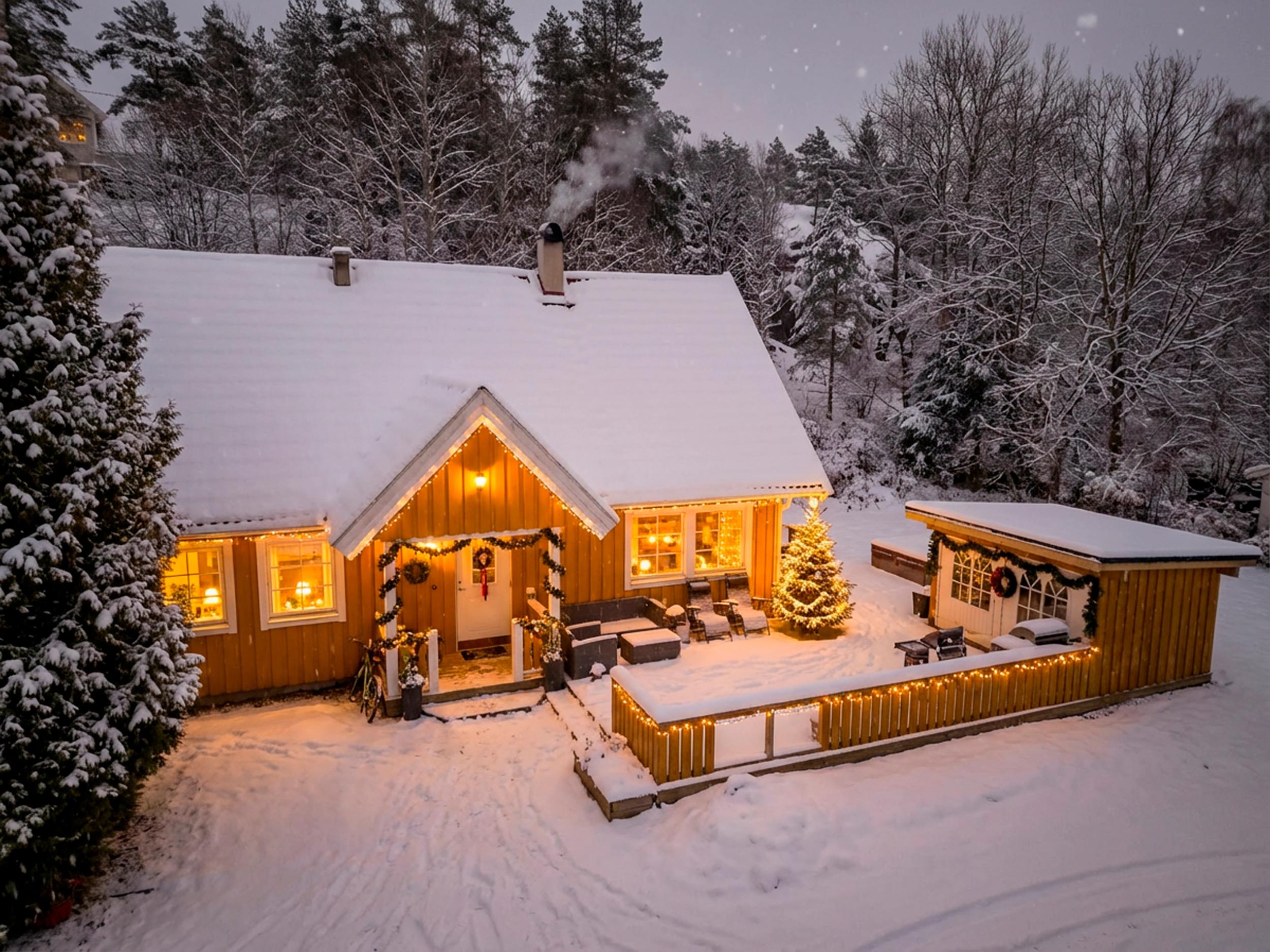 Attentus har gleden av å presentere denne fine boligen i all sin juleprakt. Det gjøres oppmerksom på at bildet er KI generert, og avviker fra virkeligheten.