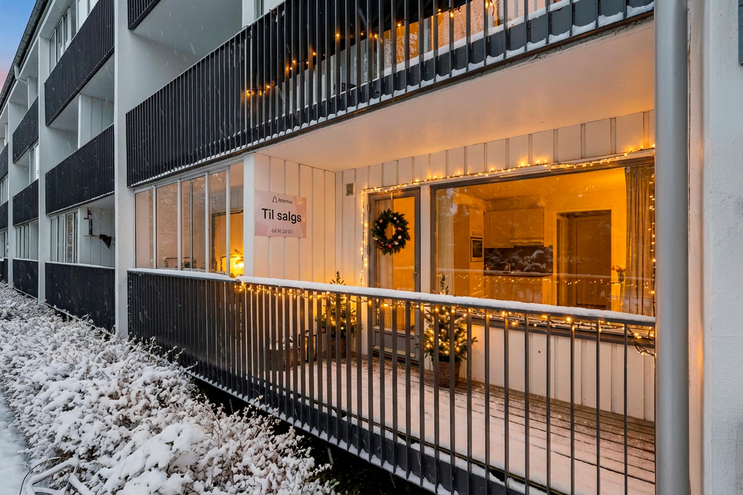 Attentus har gleden av å presentere denne fine boligen i all sin juleprakt. Det gjøres oppmerksom på at bildet er KI generert, og avviker fra virkeligheten.