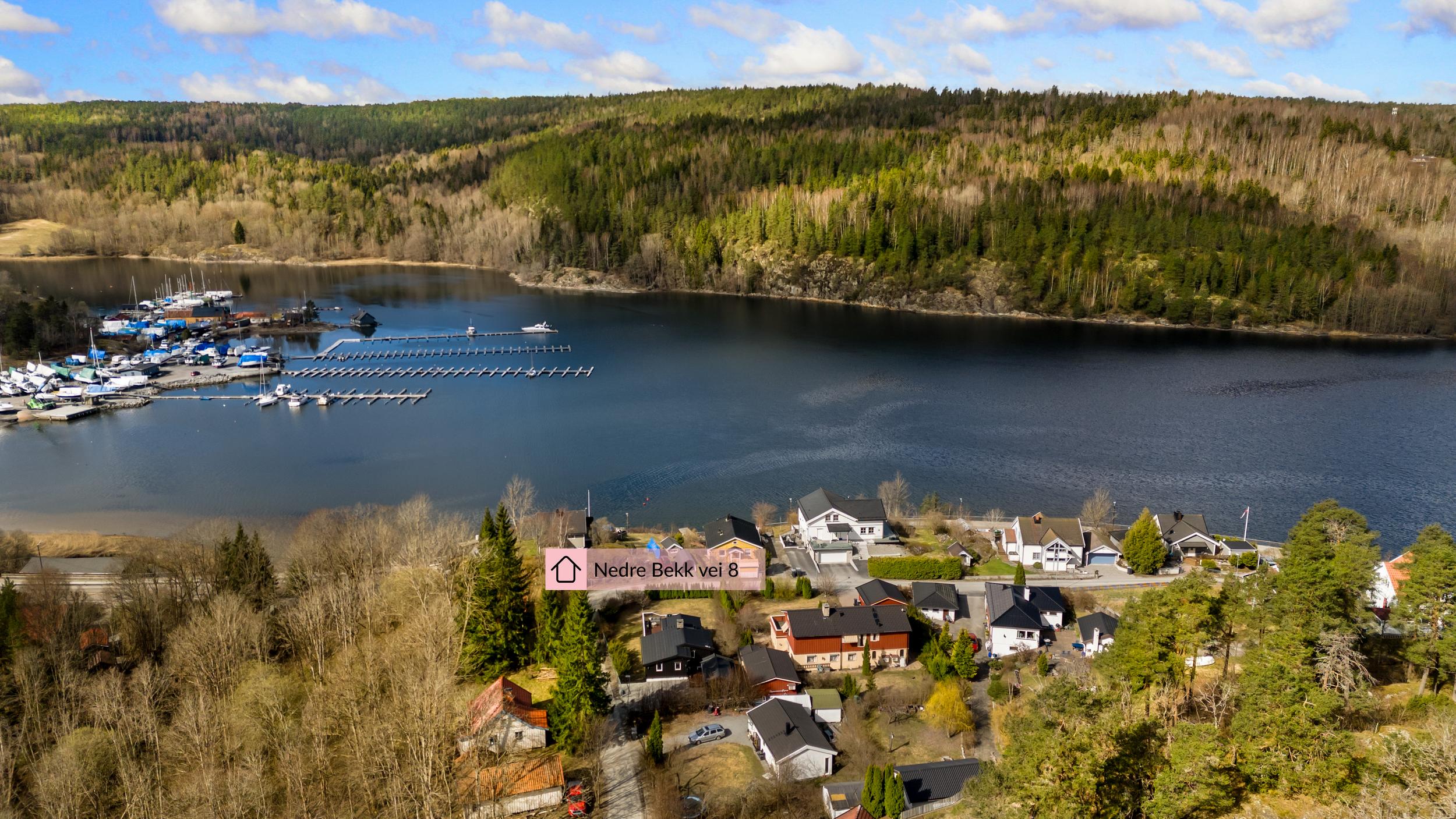 Velkommen til Nedre Bekkvei 8 - Enebolig med kort vei til sjøen og rett til båtfeste ved vakre Bunnefjorden - Husk påmelding til visning!
