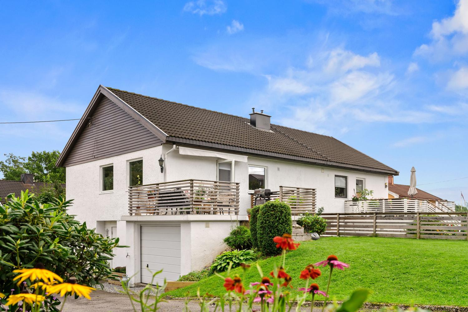 Frittliggende enebolig i landskap