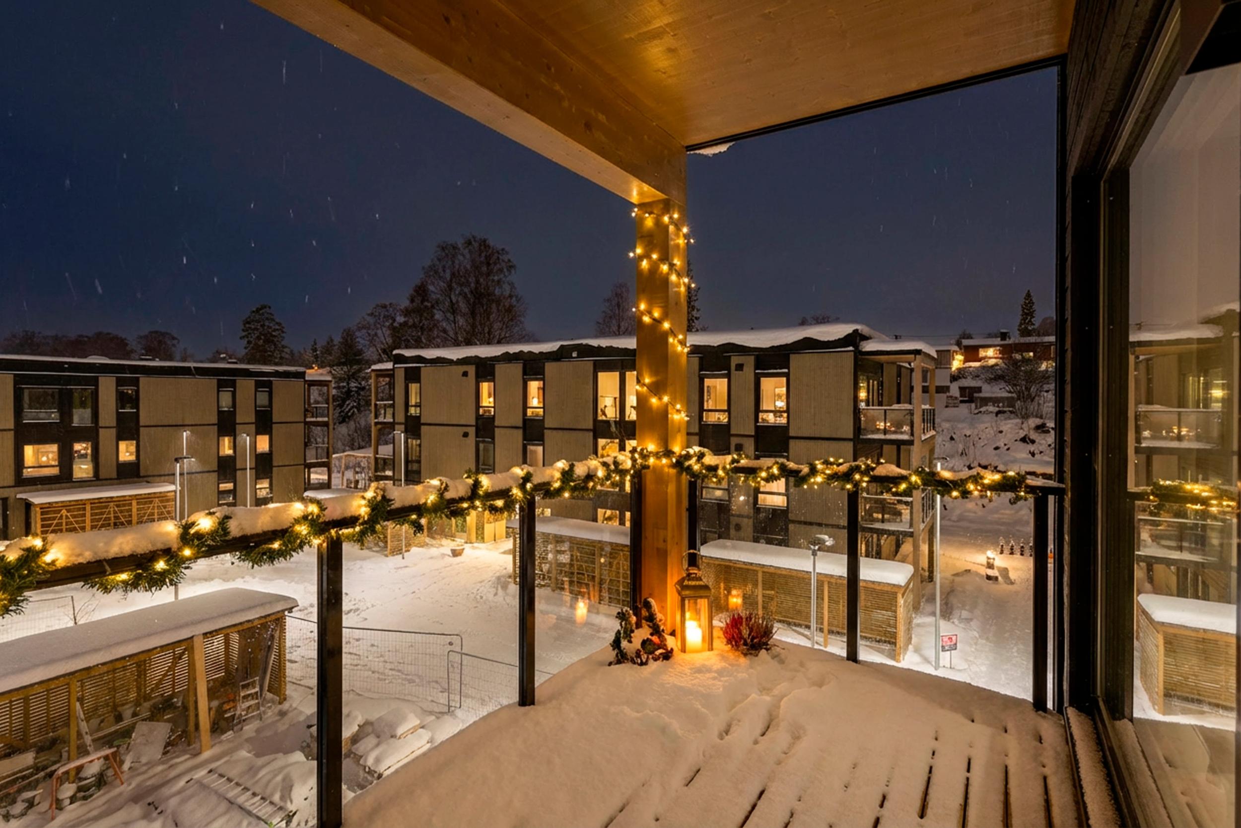 Attentus har gleden av å presentere denne fine boligen i all sin juleprakt. Det gjøres oppmerksom på at bildet er KI generert, og avviker fra virkeligheten.