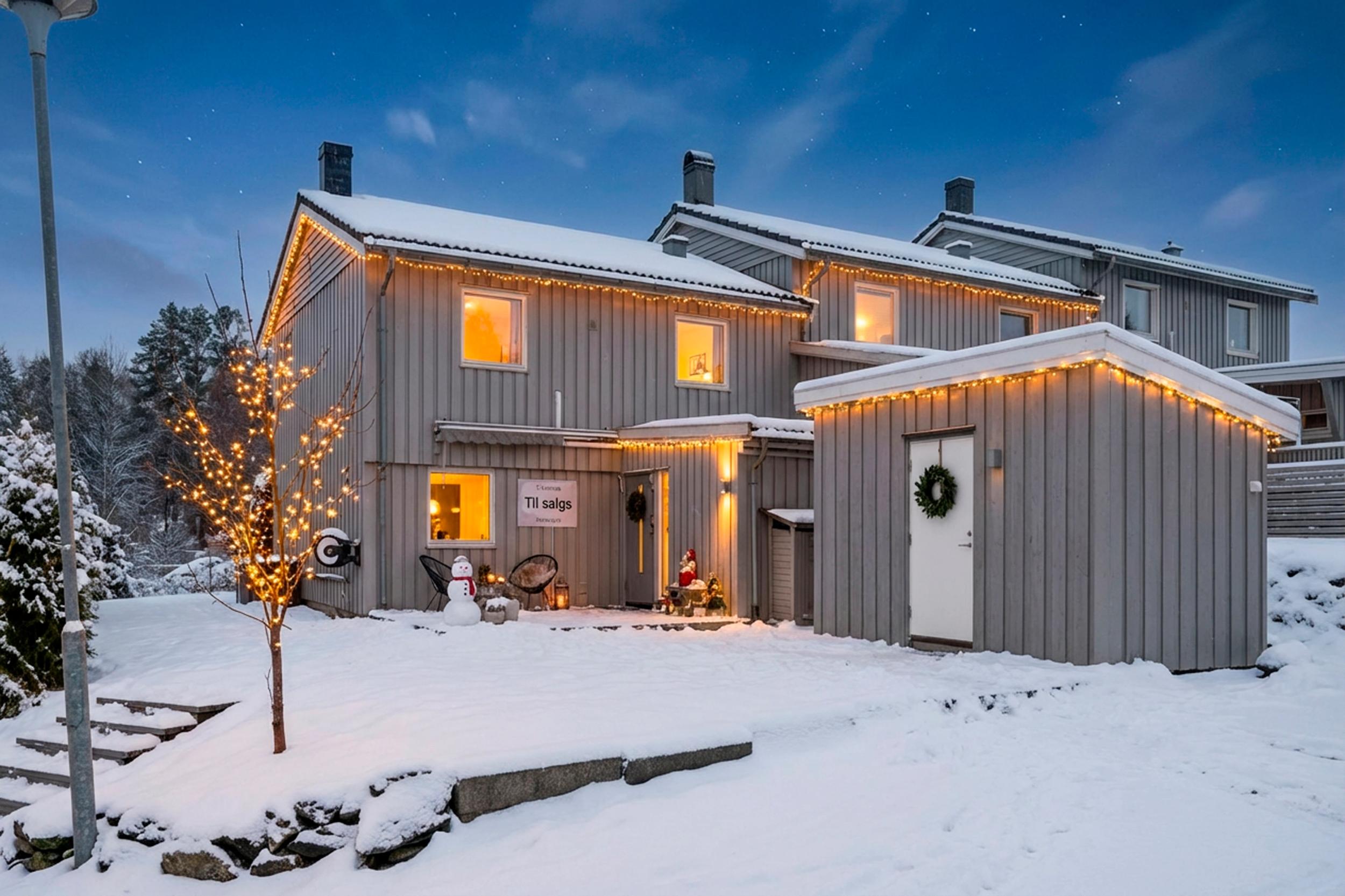 Attentus har gleden av å presentere denne fine boligen i all sin juleprakt. Det gjøres oppmerksom på at bildet er KI generert, og avviker fra virkeligheten.