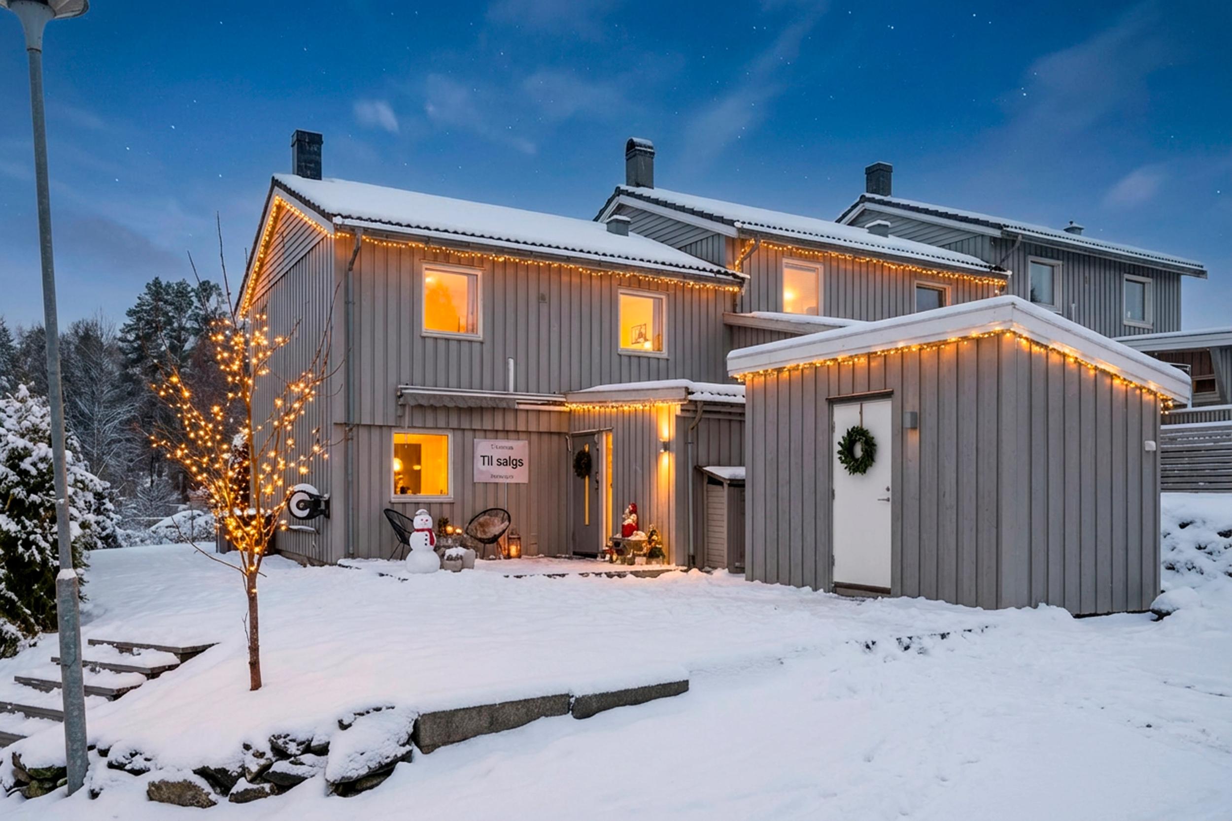 Attentus har gleden av å presentere denne fine boligen i all sin juleprakt. Det gjøres oppmerksom på at bildet er KI generert, og avviker fra virkeligheten.