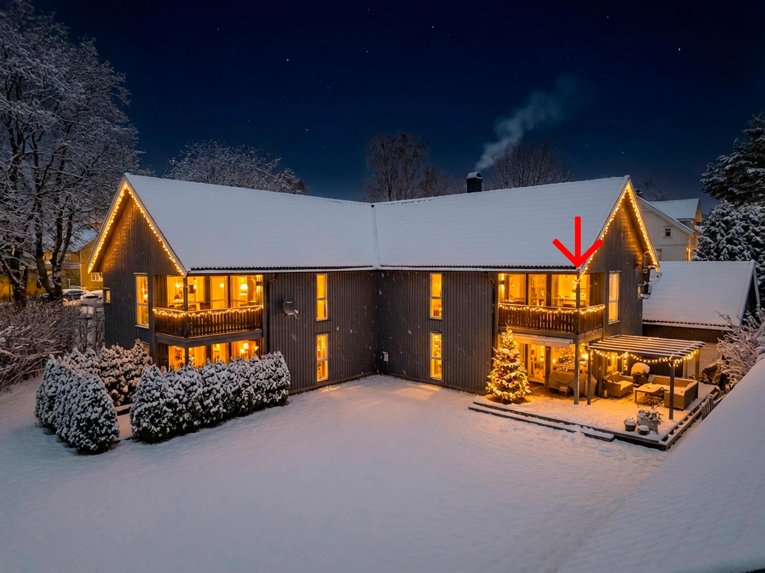 Attentus har gleden av å presentere denne fine boligen i all sin juleprakt. Det gjøres oppmerksom på at bildet er KI generert, og avviker fra virkeligheten.