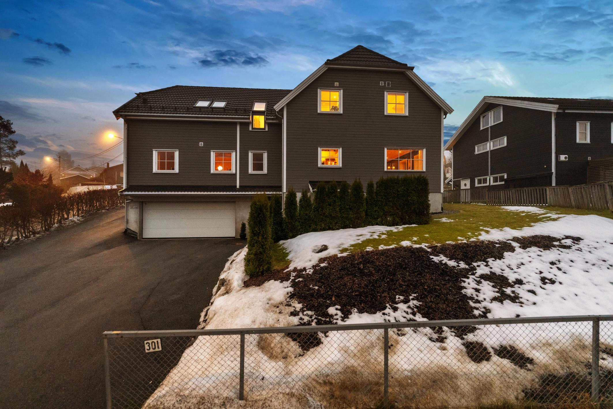 Enebolig med dobbel garasje og hybel.