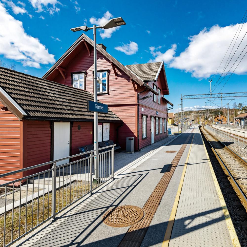 Tomter togstasjon. Foto.