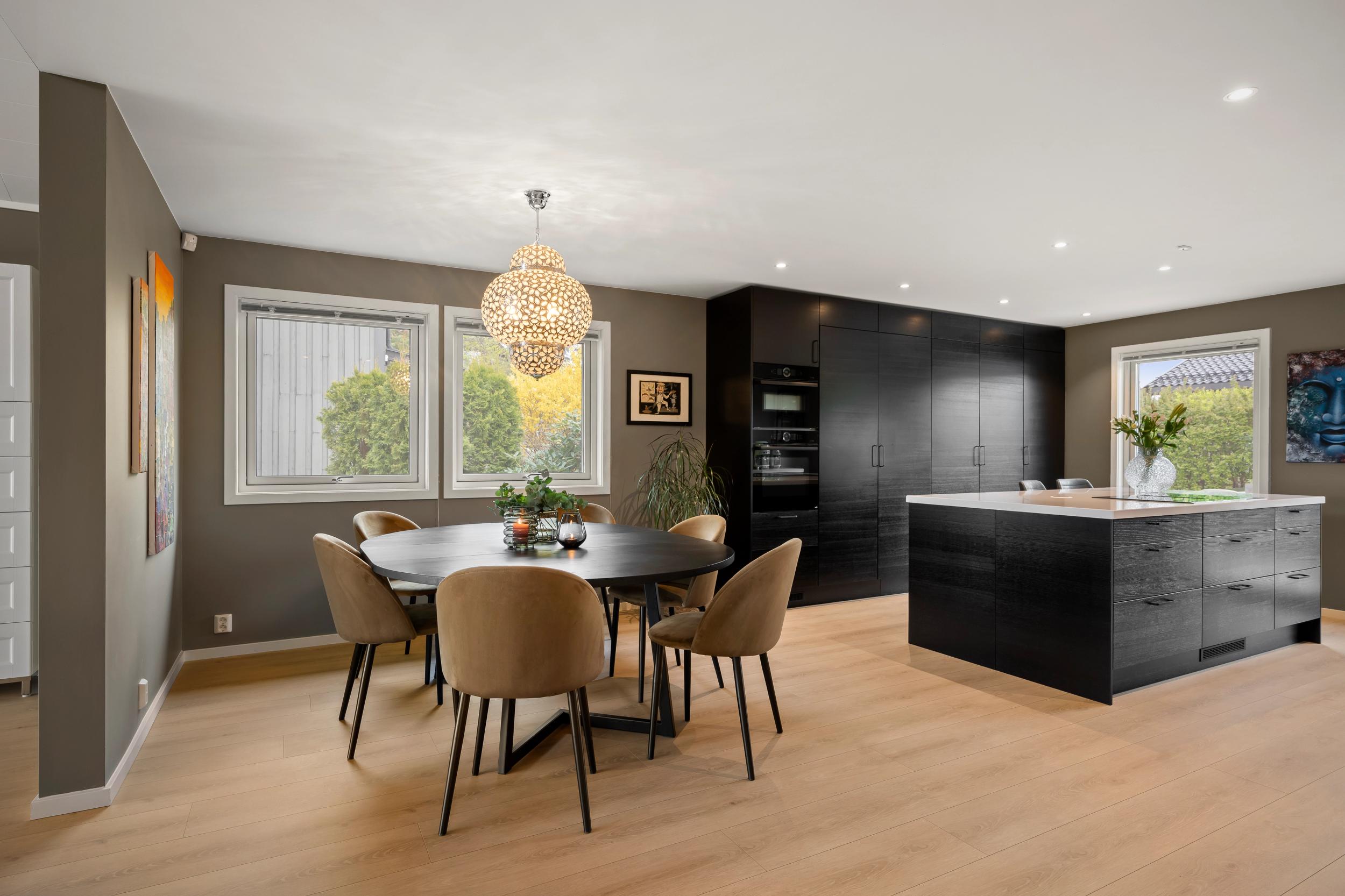 Husets hjerte er et nyere stort og flott kjøkken/allrom