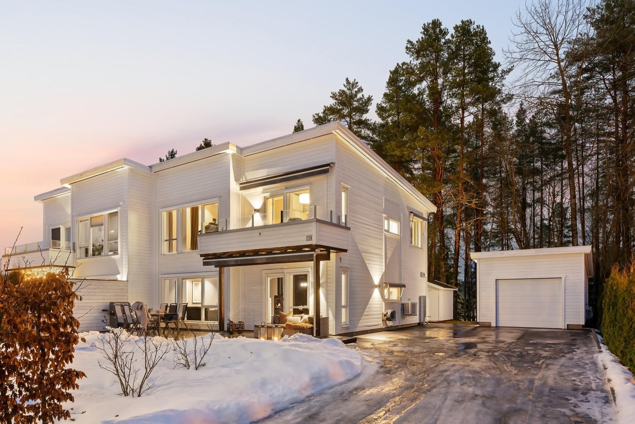 Velkommen til Frydenbergveien 72B. Moderne halvpart av tomannsbolig med hage og terrasse mot vest og skogen som nærmeste nabo mot øst.