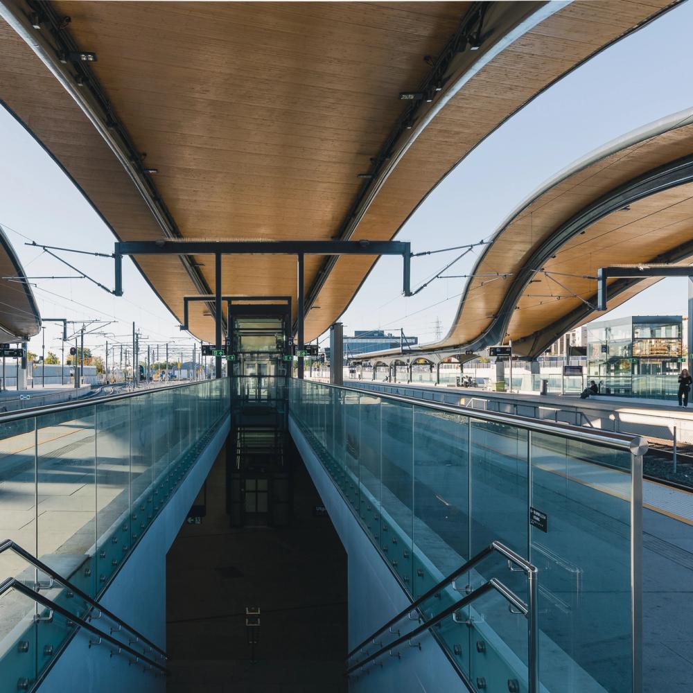 Ski stasjon med buede hvelvinger som tak og dekorasjon. Foto.