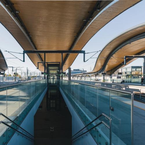 Ski stasjon med buede hvelvinger som tak og dekorasjon. Foto.