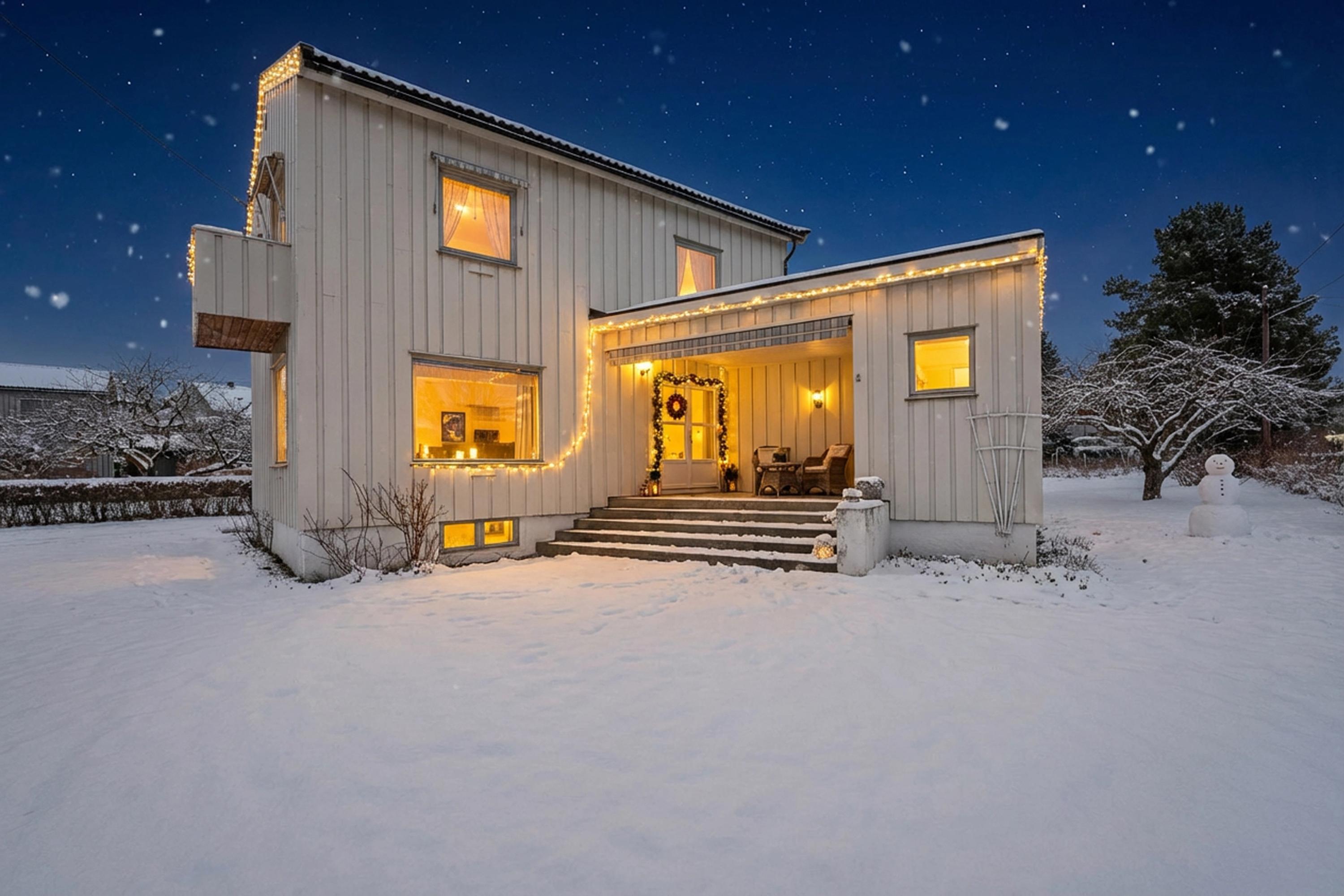 Attentus har gleden av å presentere denne fine boligen i all sin juleprakt. Det gjøres oppmerksom på at bildet er KI generert, og avviker fra virkeligheten.