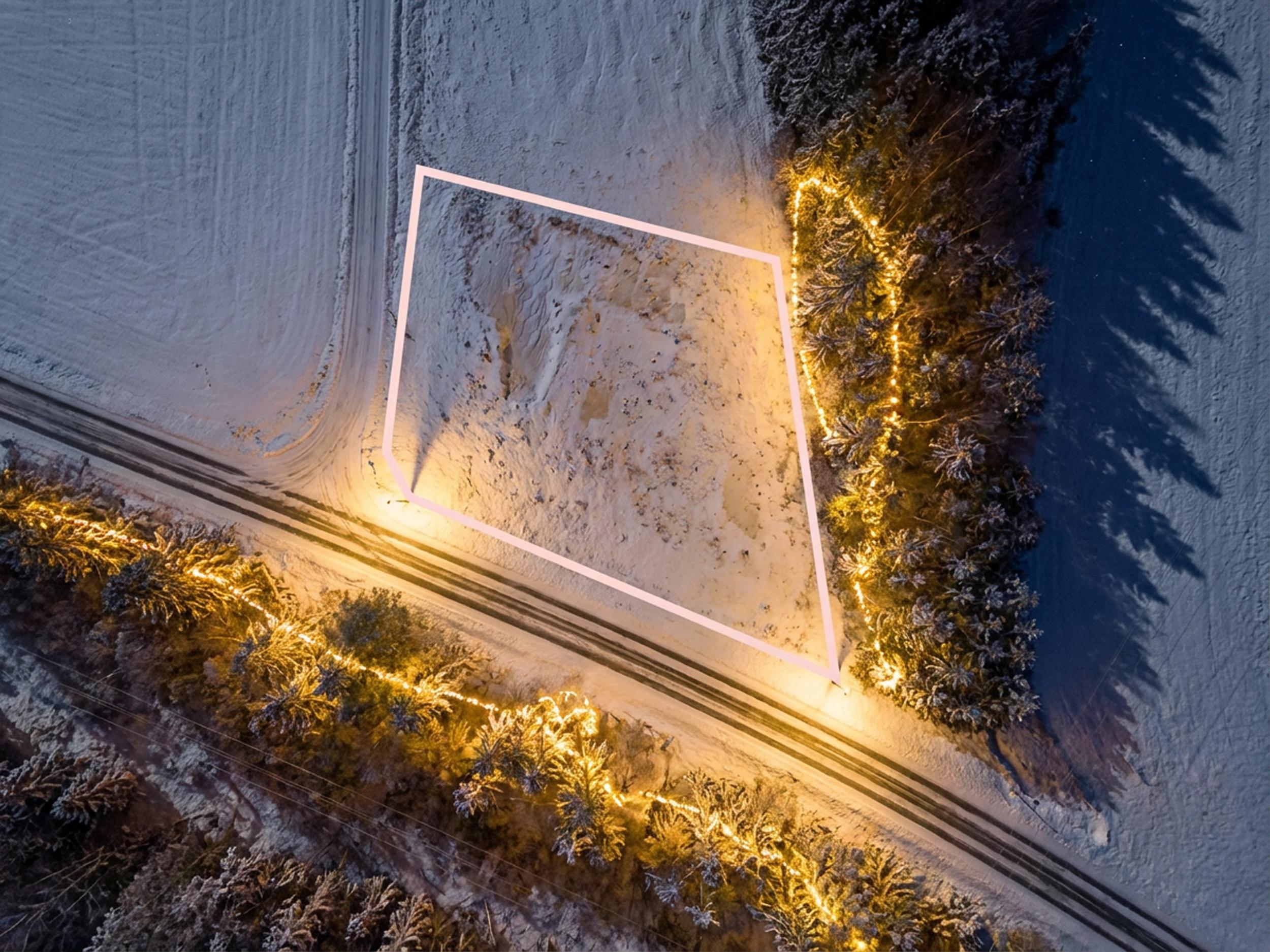 Attentus har gleden av å presentere denne fine boligen i all sin juleprakt. Det gjøres oppmerksom på at bildet er KI generert, og avviker fra virkeligheten.