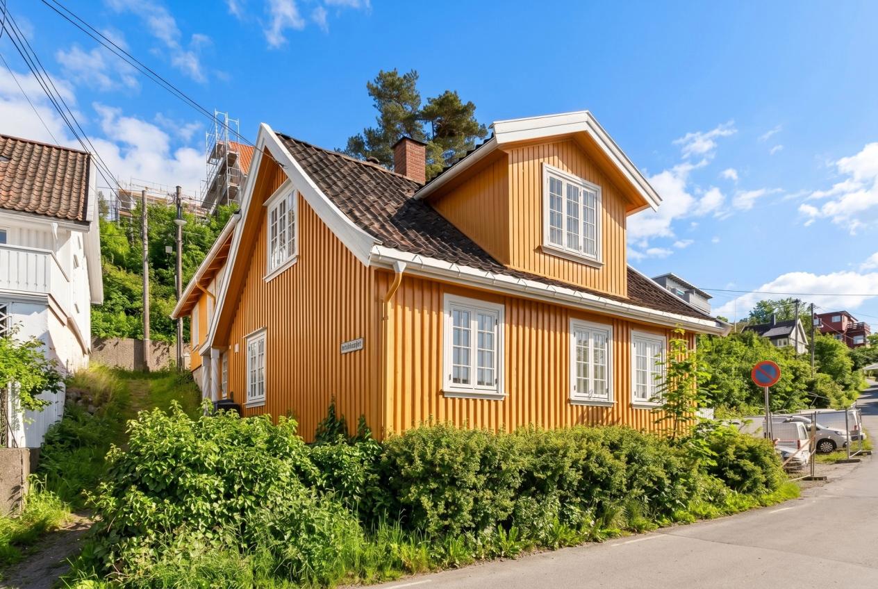 Velkommen til Jørnsebakken 16, presenteret av Attentus Eiendomsmegling ved Lotte Marki, tlf: 950 22 589.
Bildet er sesongredigert.