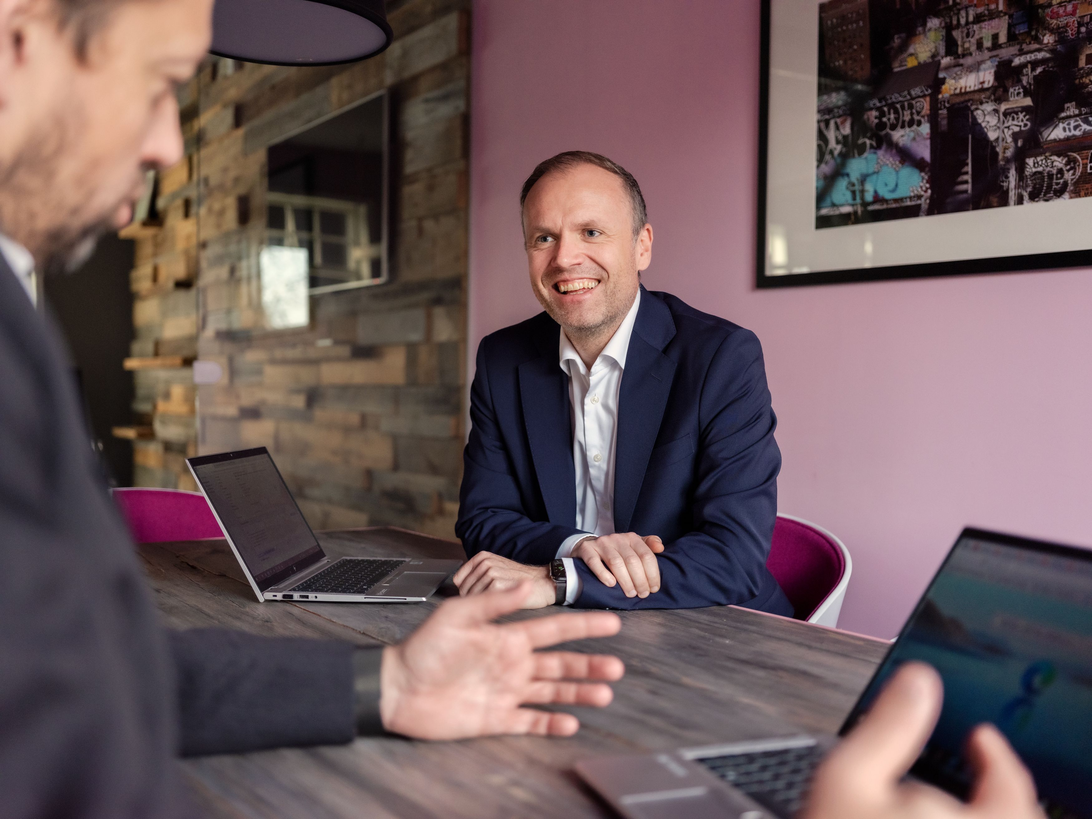 To meglere fra Attentus prater sammen på kontoret. Foto.