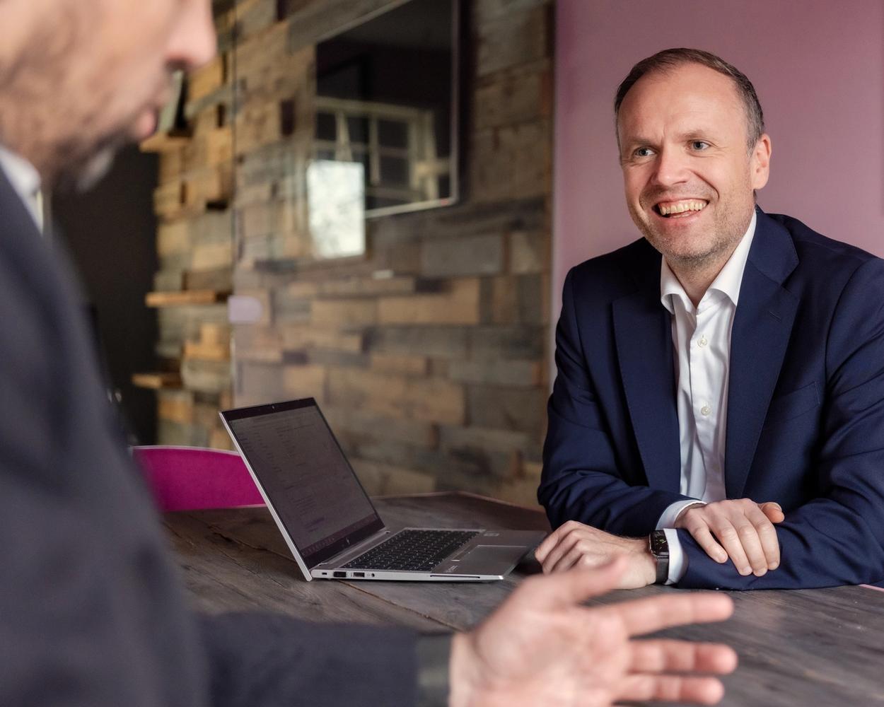 To meglere fra Attentus prater sammen på kontoret. Foto.