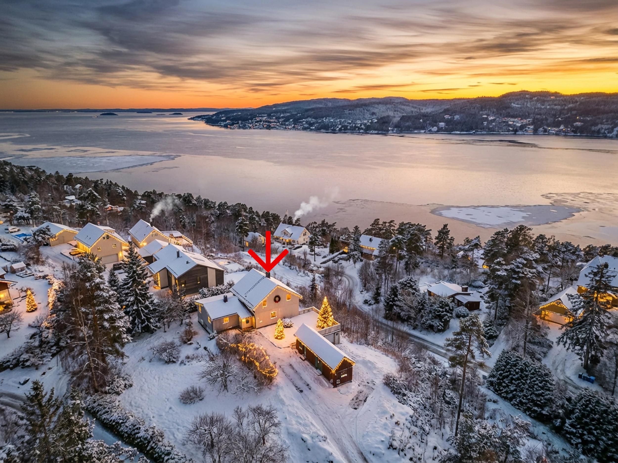 Attentus har gleden av å presentere denne fine boligen i all sin juleprakt. Det gjøres oppmerksom på at bildet er KI generert, og avviker fra virkeligheten.