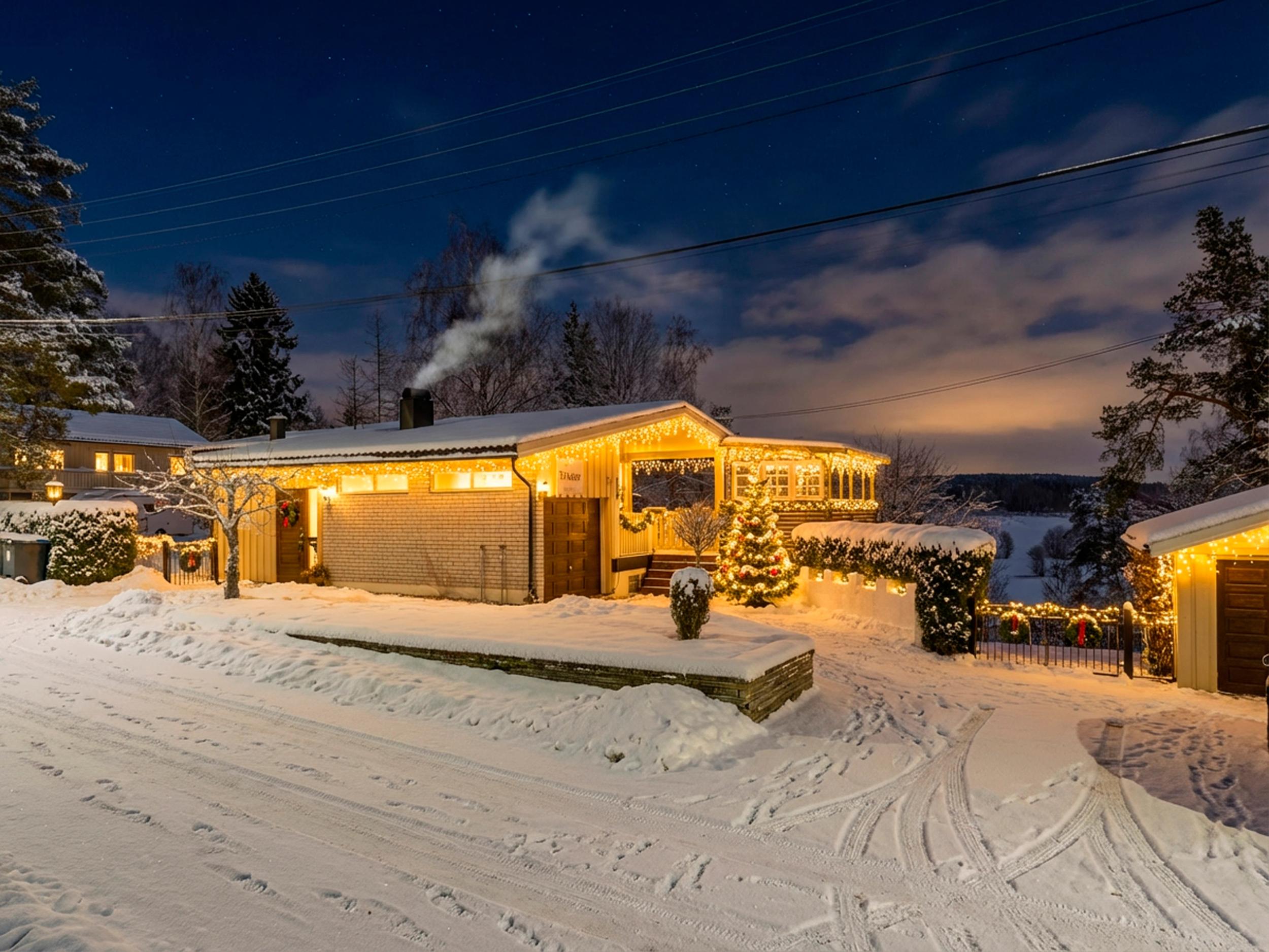 Attentus har gleden av å presentere denne fine boligen i all sin juleprakt. Det gjøres oppmerksom på at bildet er KI generert, og avviker fra virkeligheten.