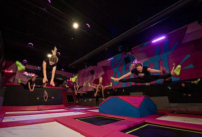 Sprett Trampolinepark er et perfekt utfluktsmål for familier som vil gjøre noe gøy sammen.